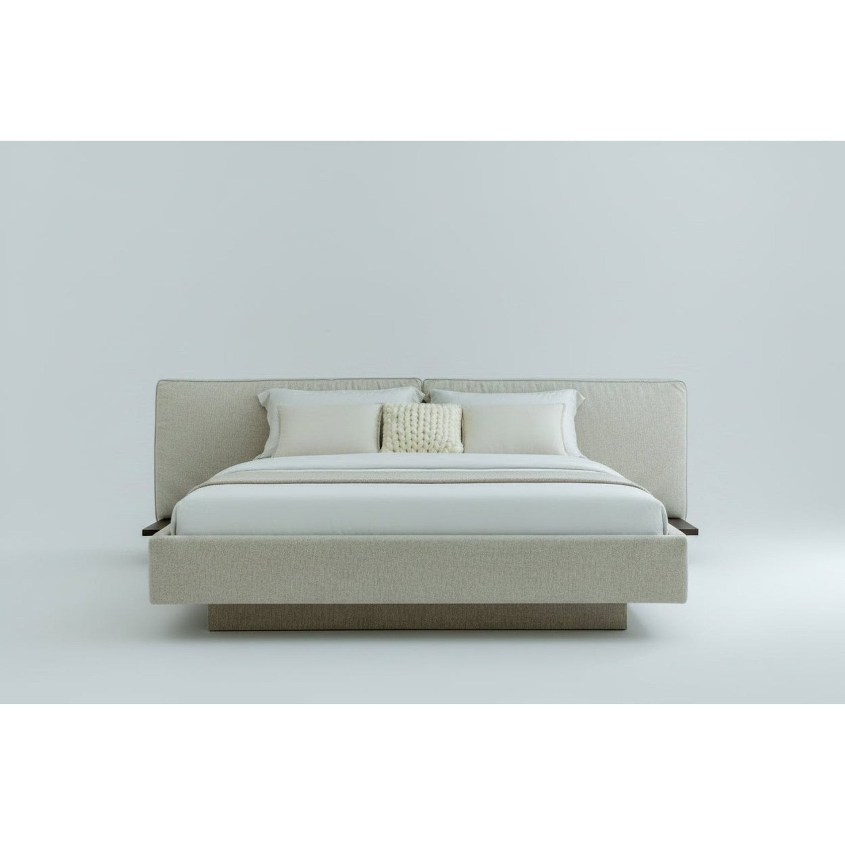 Cama estofada cinza claro com cabeceira alta e base baixa, pronta com travesseiros