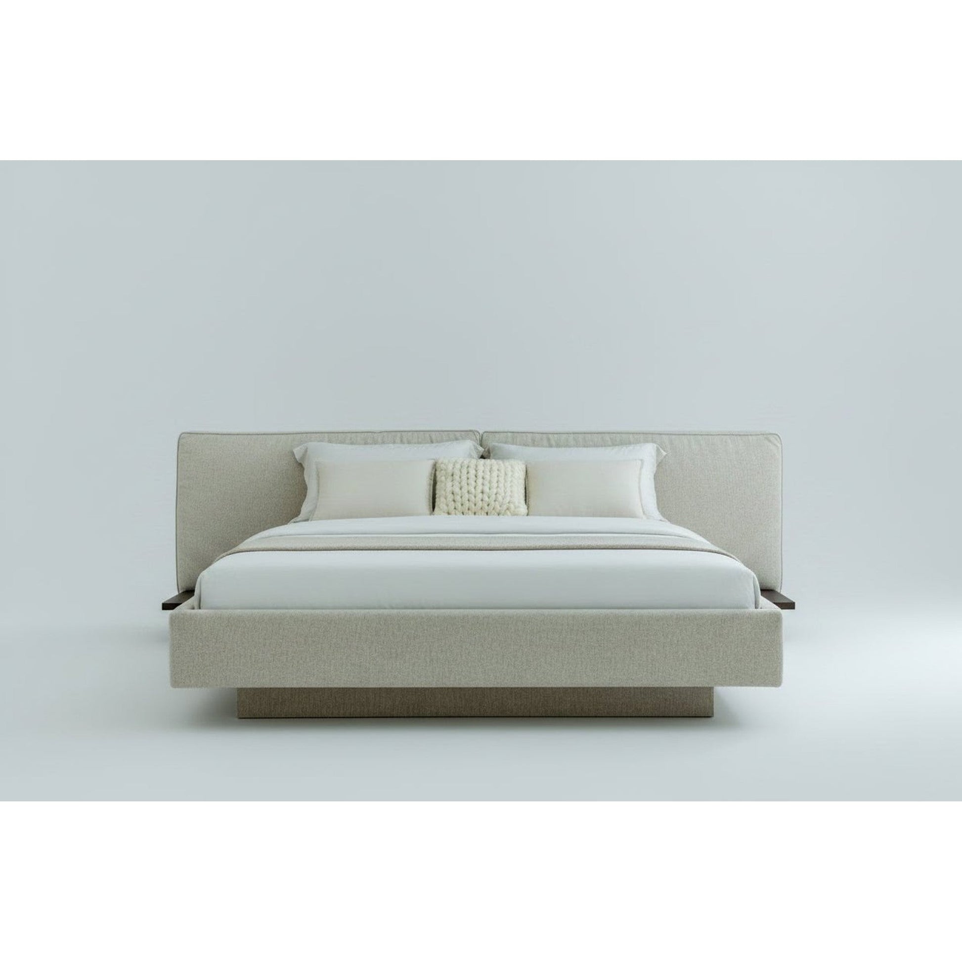 Cama estofada cinza claro com cabeceira alta e base baixa, pronta com travesseiros