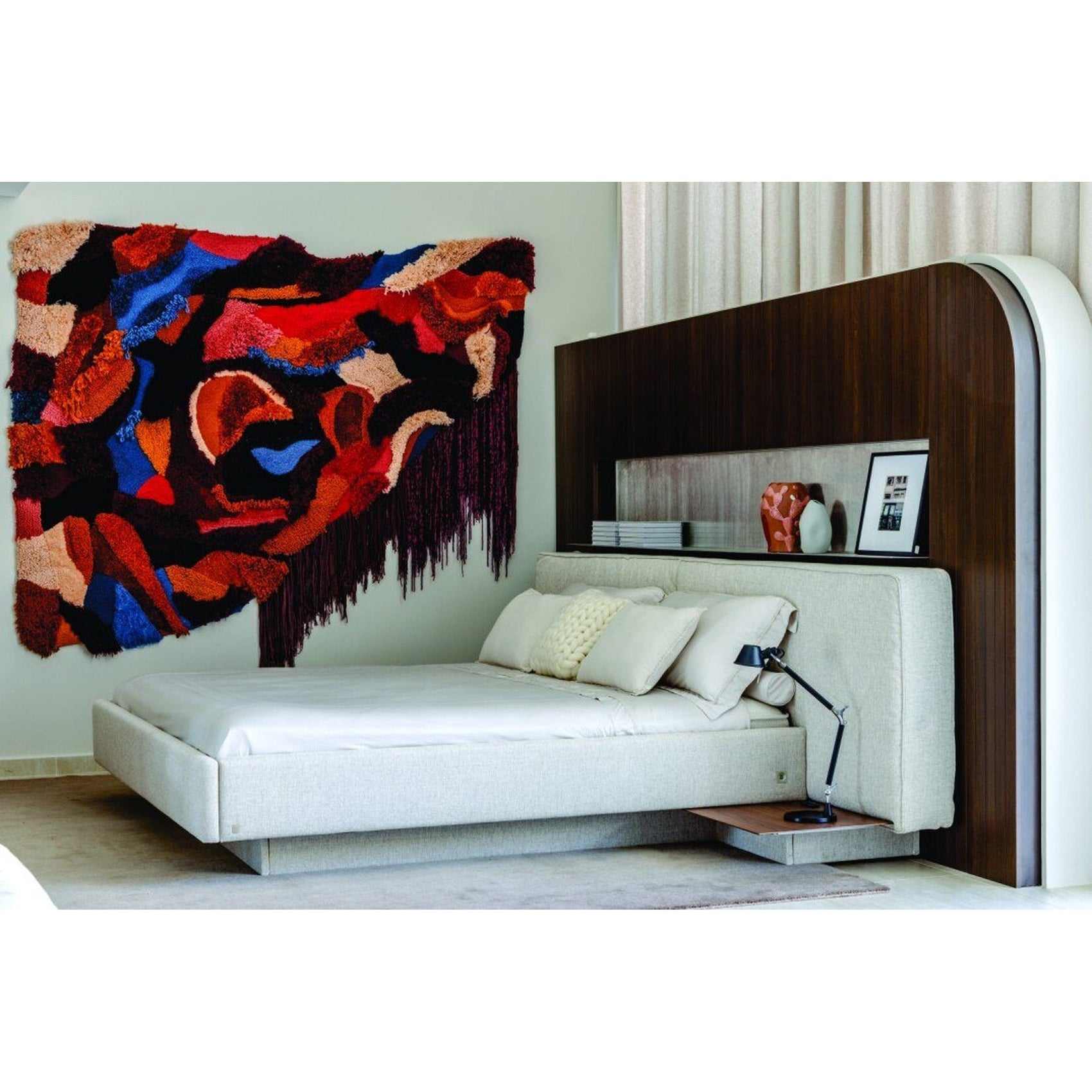 Cama estofada cinza claro com nicho lateral e cabeceira alta, colchão e travesseiros