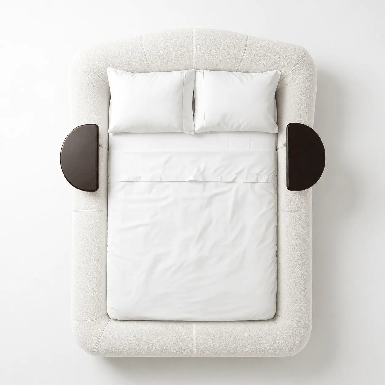 Cama queen estofada bege claro com travesseiros brancos e dois apoios laterais arredondados