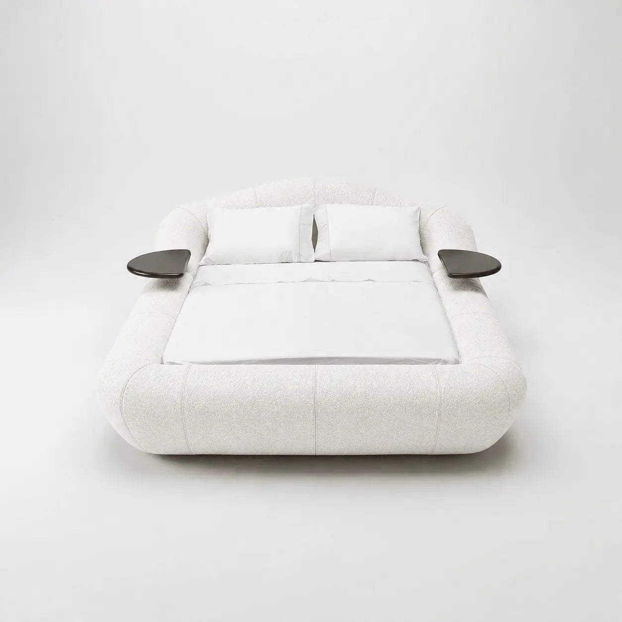 Cama queen estofada bege claro com colchão branco e dois apoios laterais em formato oval