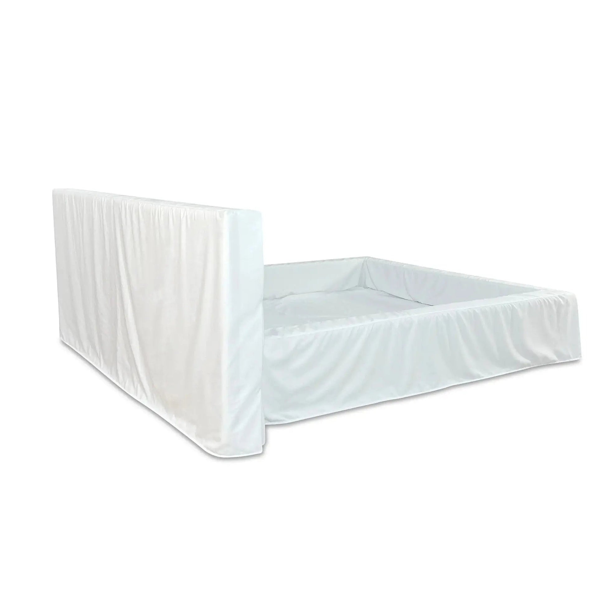 Cama queen com cabeceira alta e base com tecido branco envolvendo o colchão