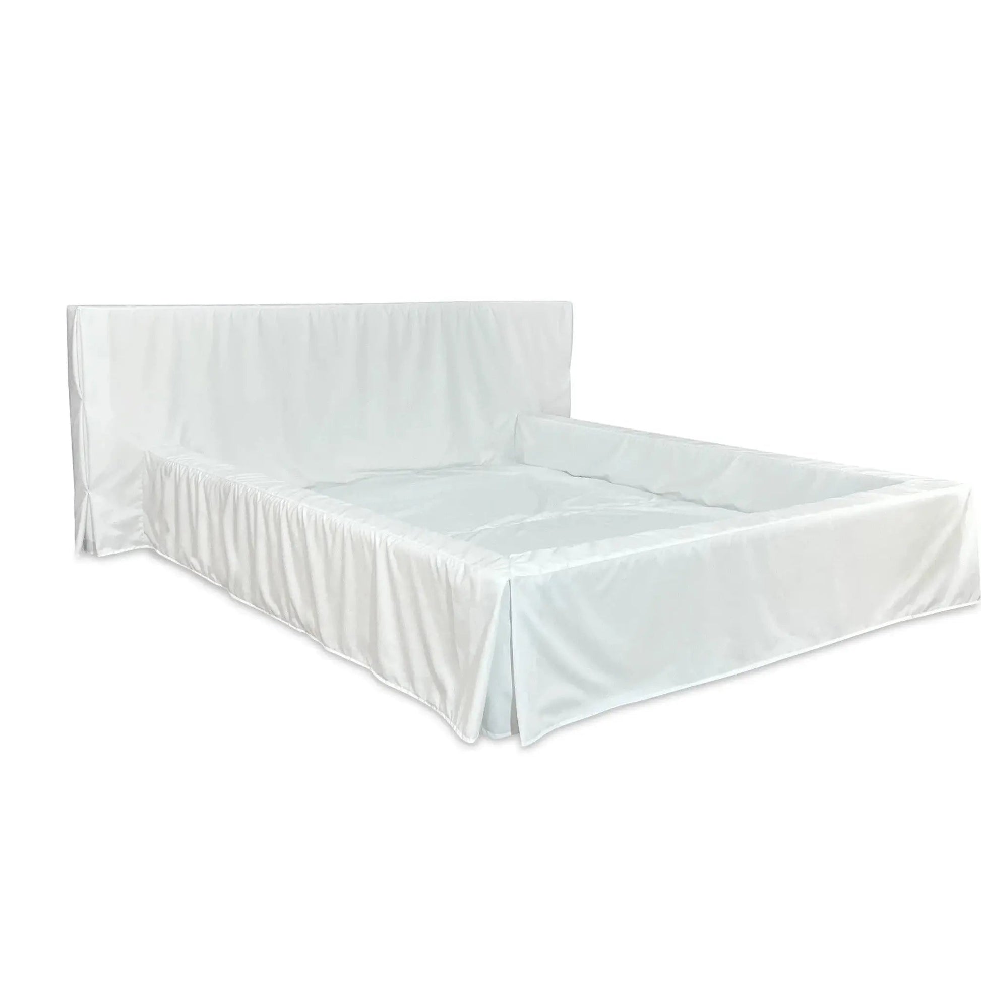 Cama queen com cabeceira alta e roupa de cama branca, com base estendida