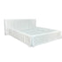 Cama queen com cabeceira alta e roupa de cama branca, com base estendida