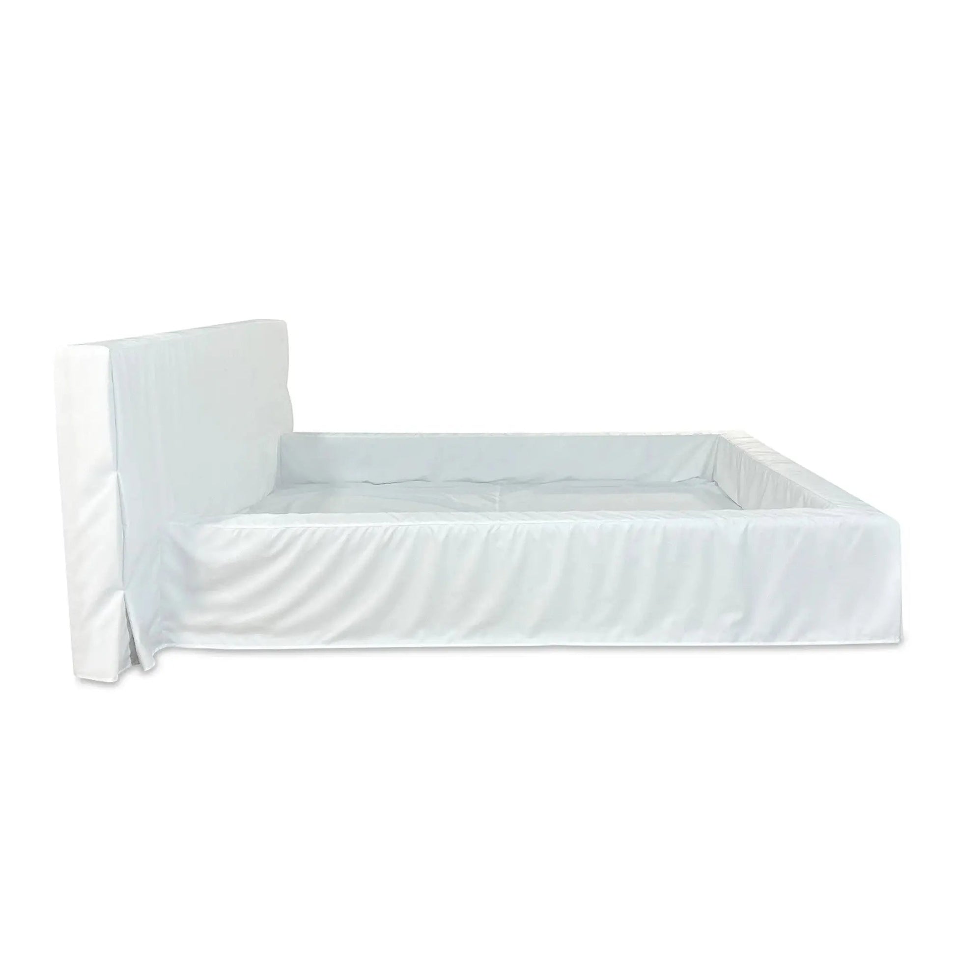 Cama queen com cabeceira alta e base com lençol branco cobrindo o colchão