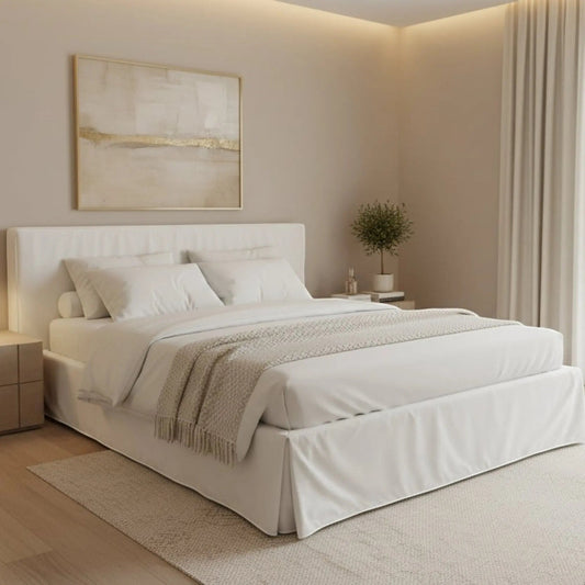 Cama queen com cabeceira alta, travesseiros e roupa de cama branca na cama