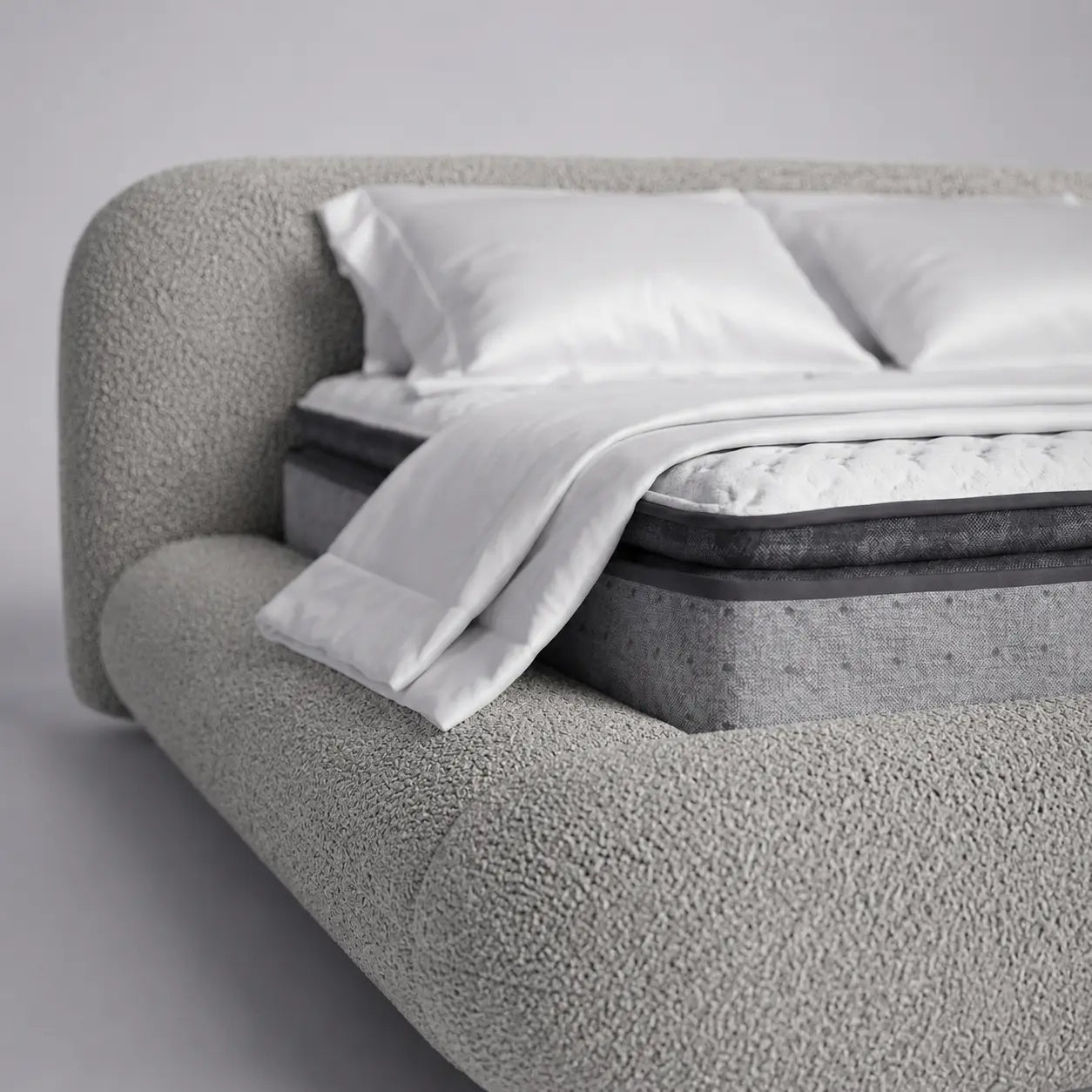 Cama queen estofada cinza com cabeceira alta e colchão com roupa de cama branca