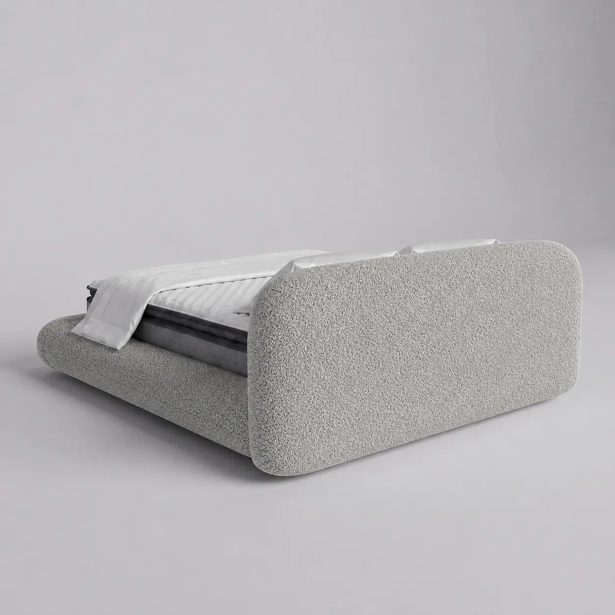 Cama queen estofada cinza com estrutura lateral arredondada e roupa de cama branca