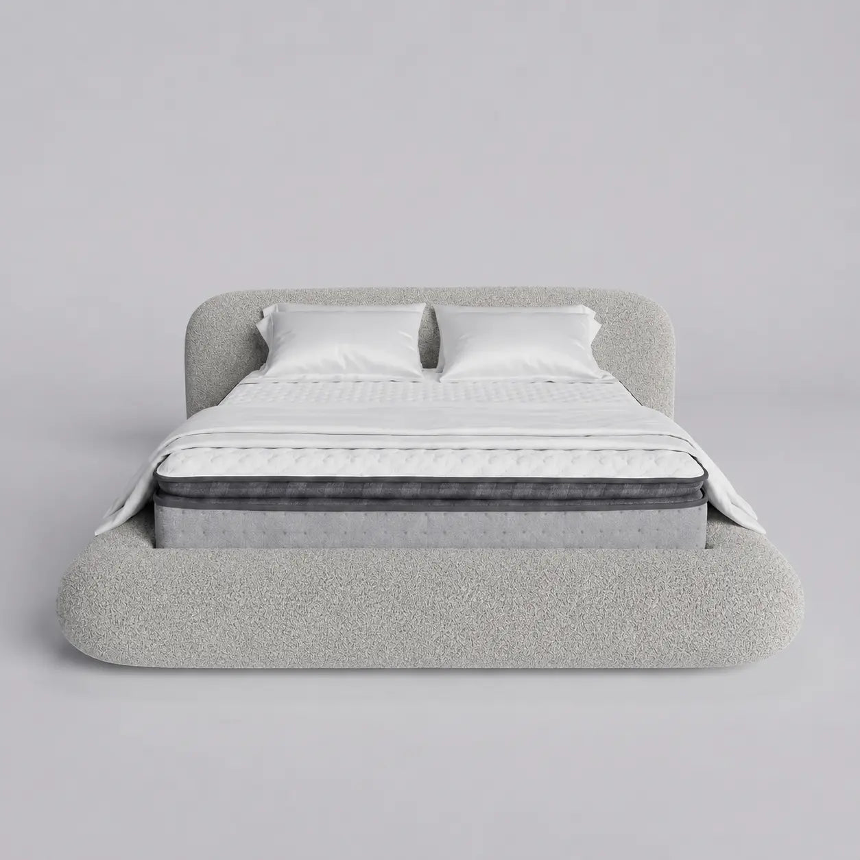 Cama queen estofada cinza com cabeceira alta e colchão com duas almofadas brancas