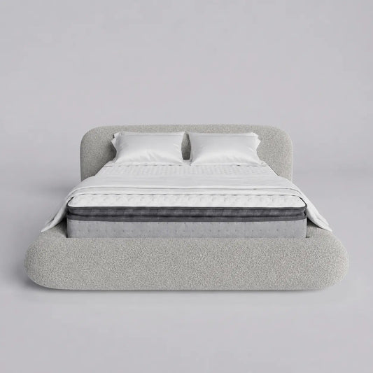Cama queen estofada cinza com cabeceira alta e colchão com duas almofadas brancas