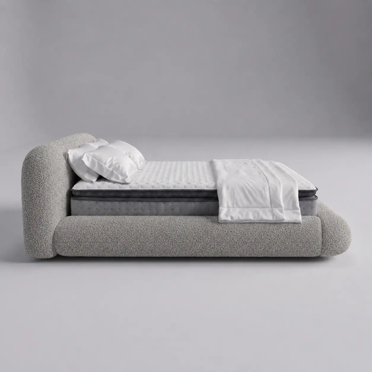 Cama queen estofada cinza com base larga, colchão e manta branca dobrada