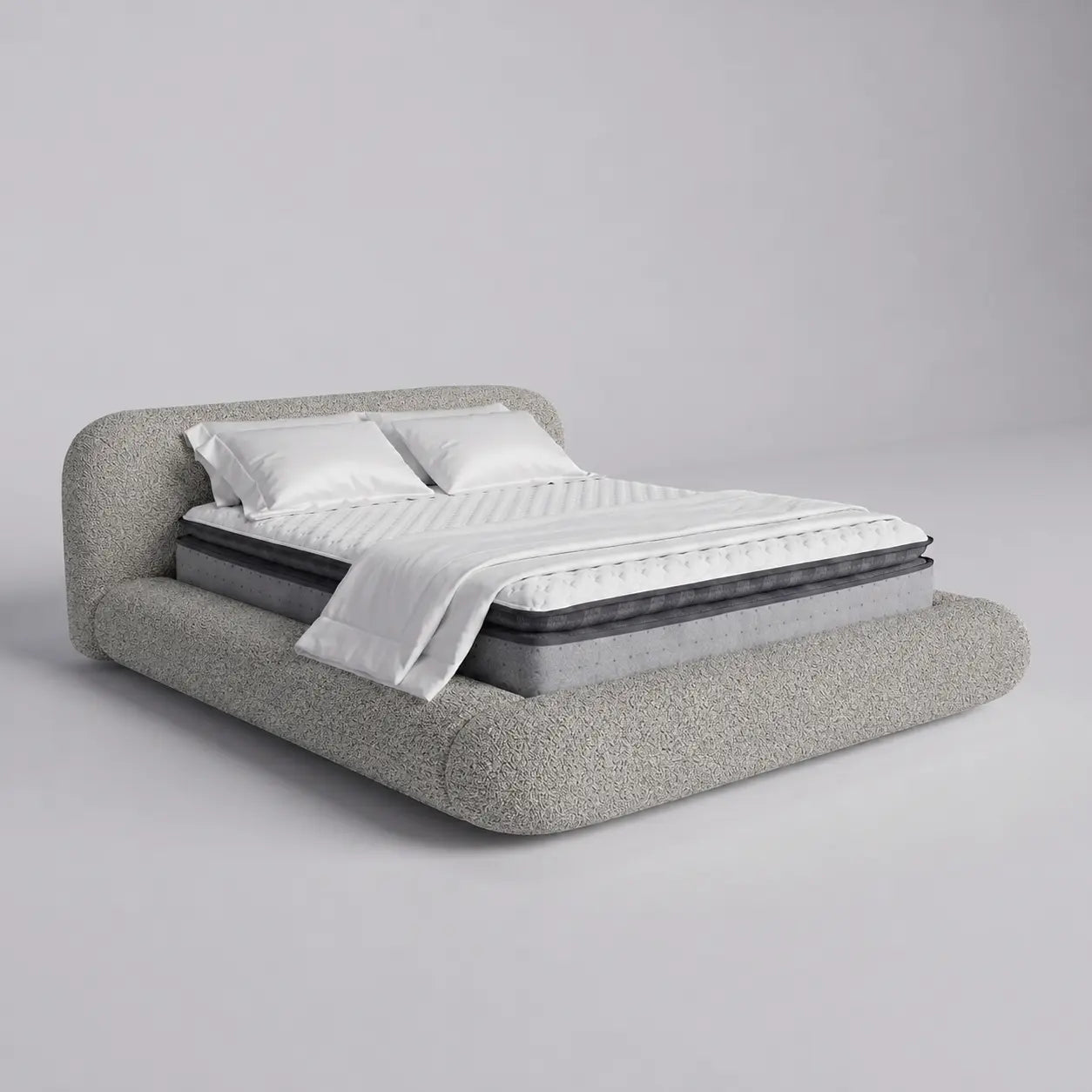 Cama queen estofada cinza com colchão e travesseiros brancos, vista em ângulo