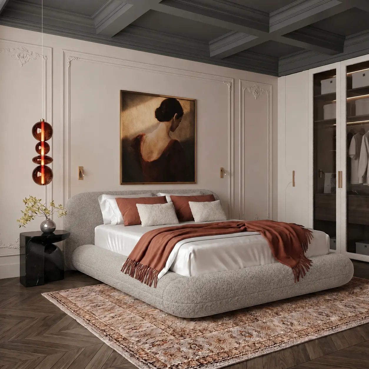 Cama queen estofada cinza com almofadas brancas e manta marrom sobre o colchão