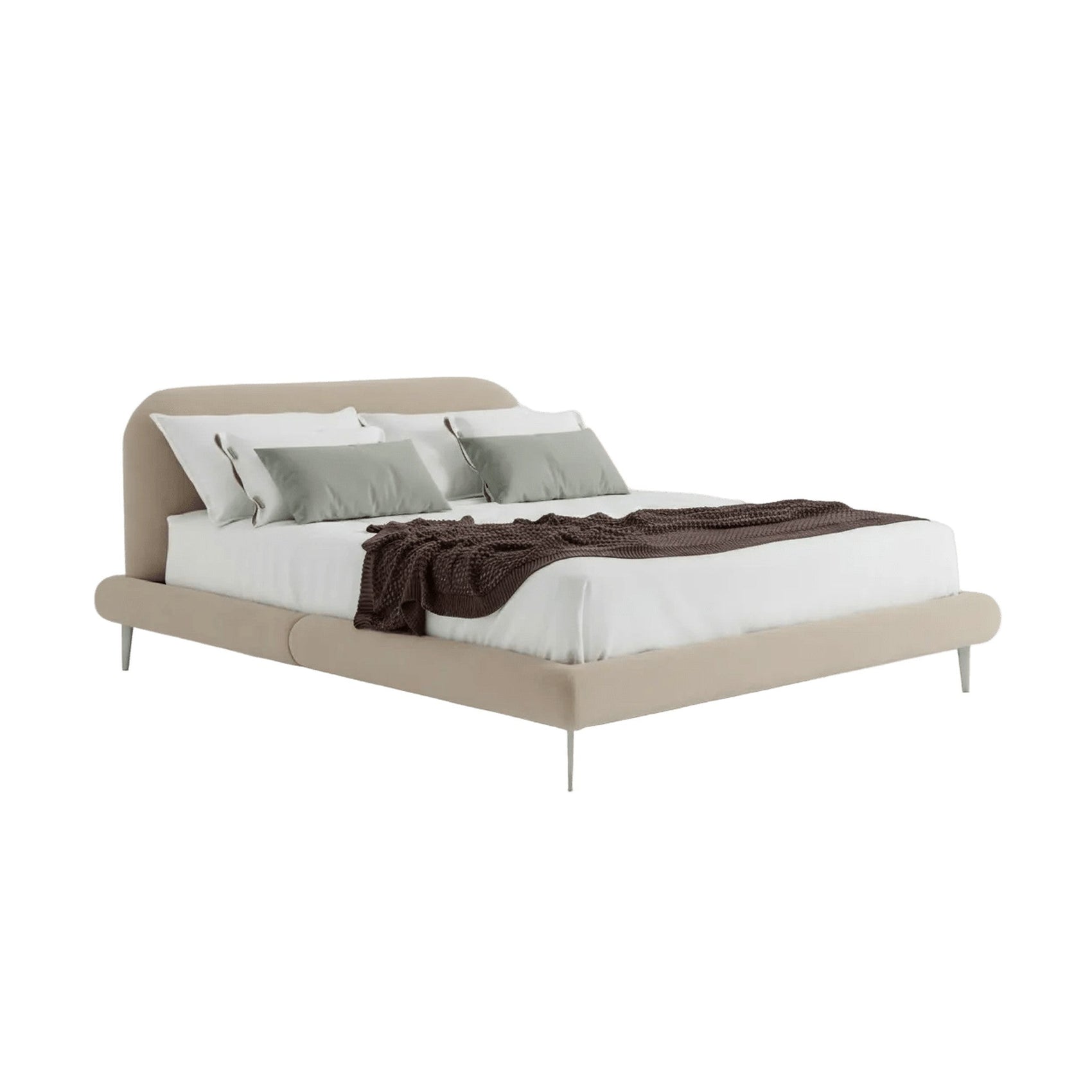 Cama estofada bege com cabeceira alta e roupa de cama branca, travesseiros claros