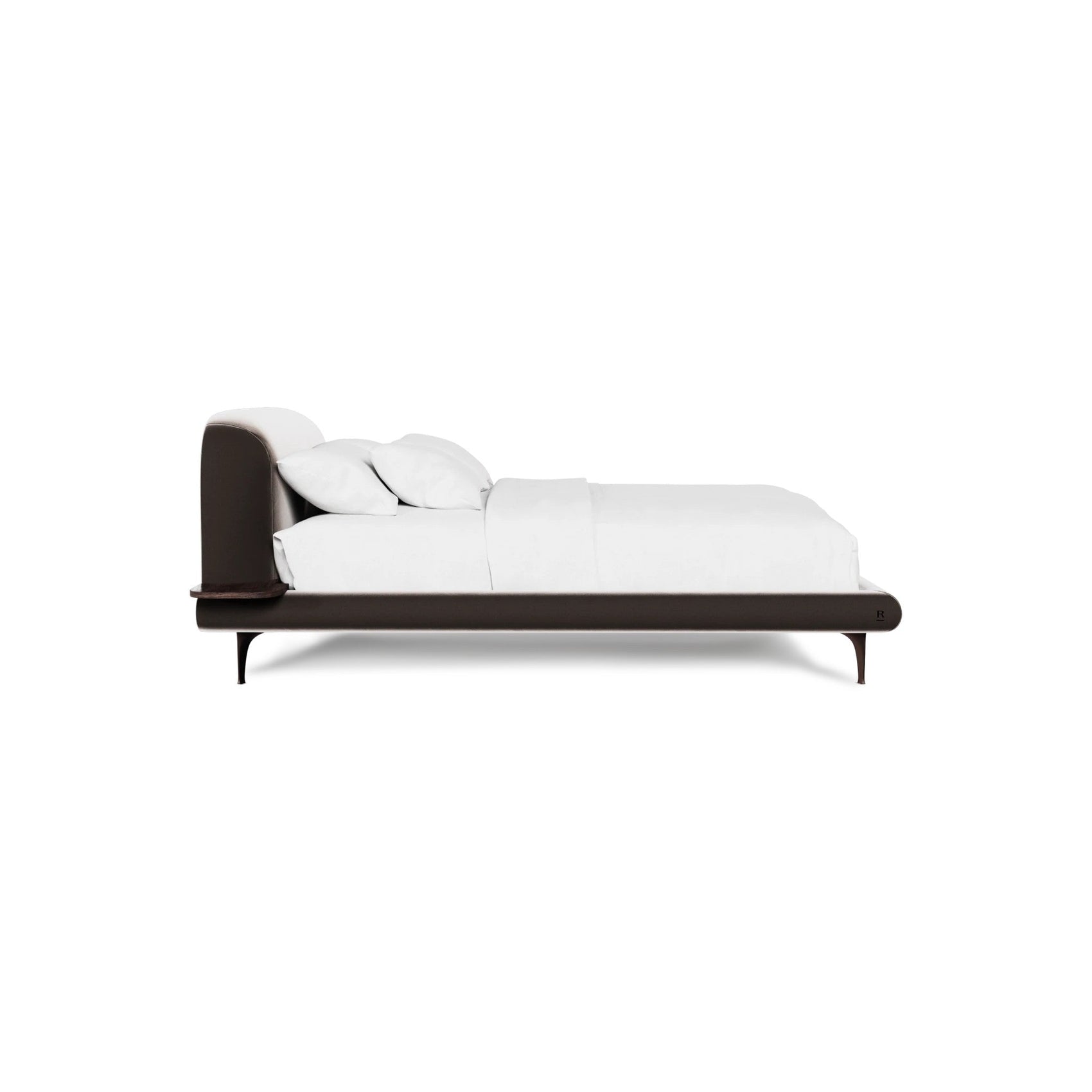 Cama estofada bege com base baixa, lençol branco e travesseiros claros sobre o colchão