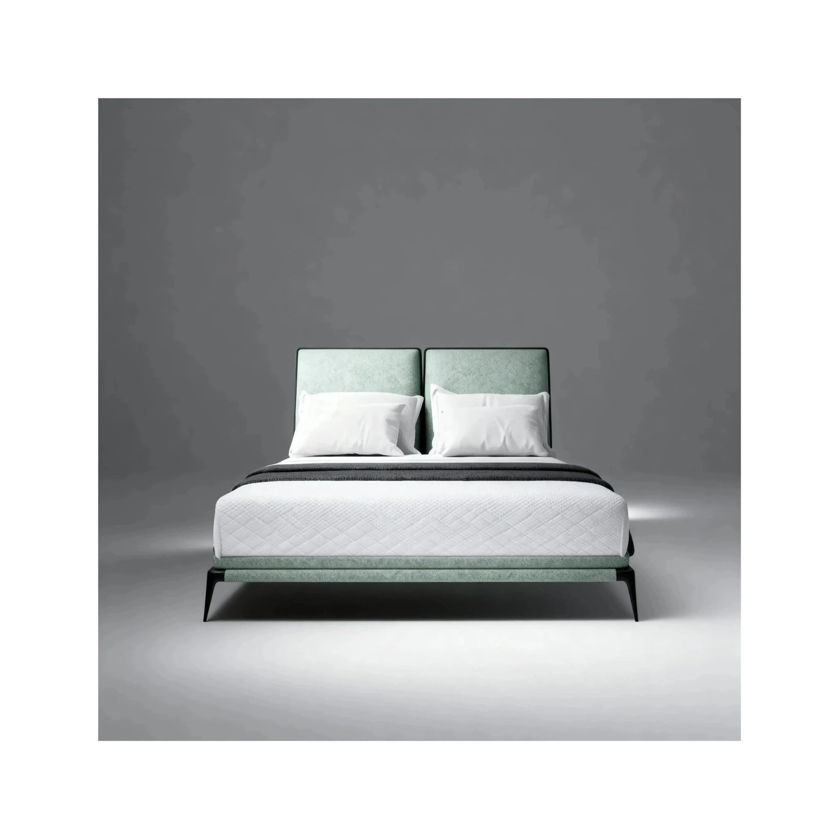 Cama estofada com cabeceira alta verde-azulada, colchão branco e travesseiros de capa clara