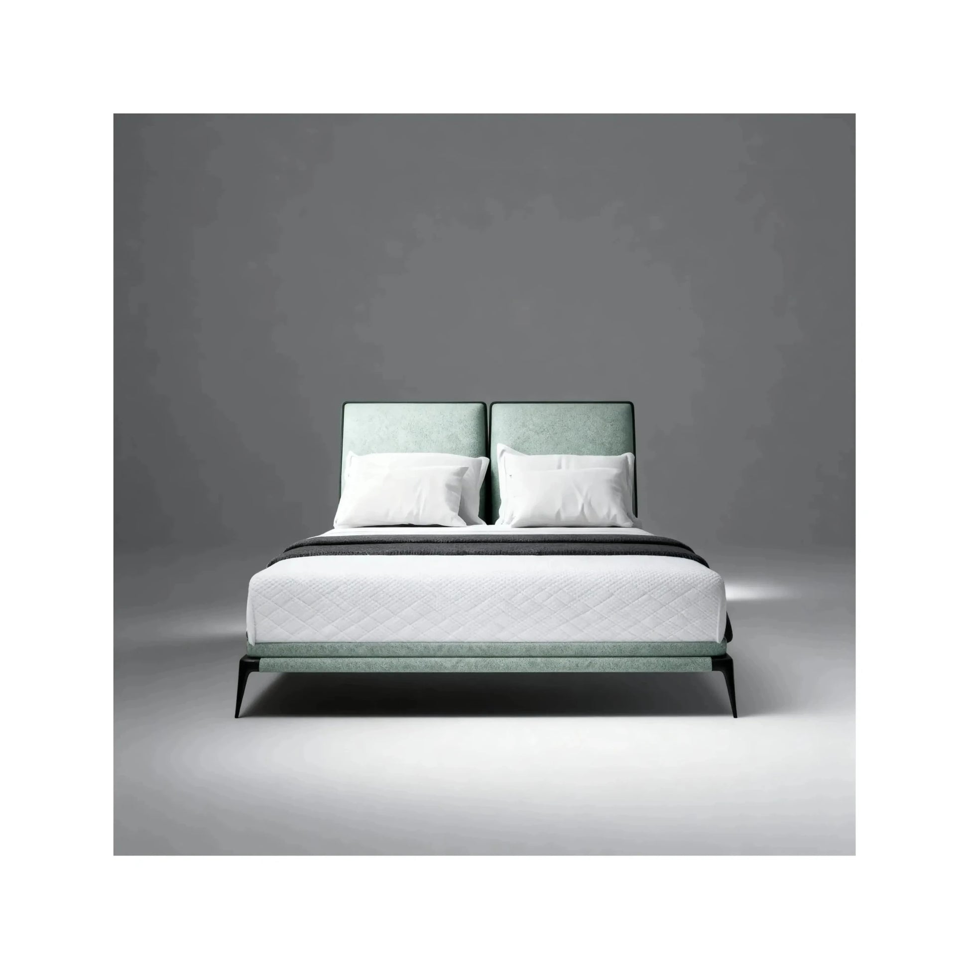 Cama estofada com cabeceira alta verde-azulada, colchão branco e travesseiros de capa clara