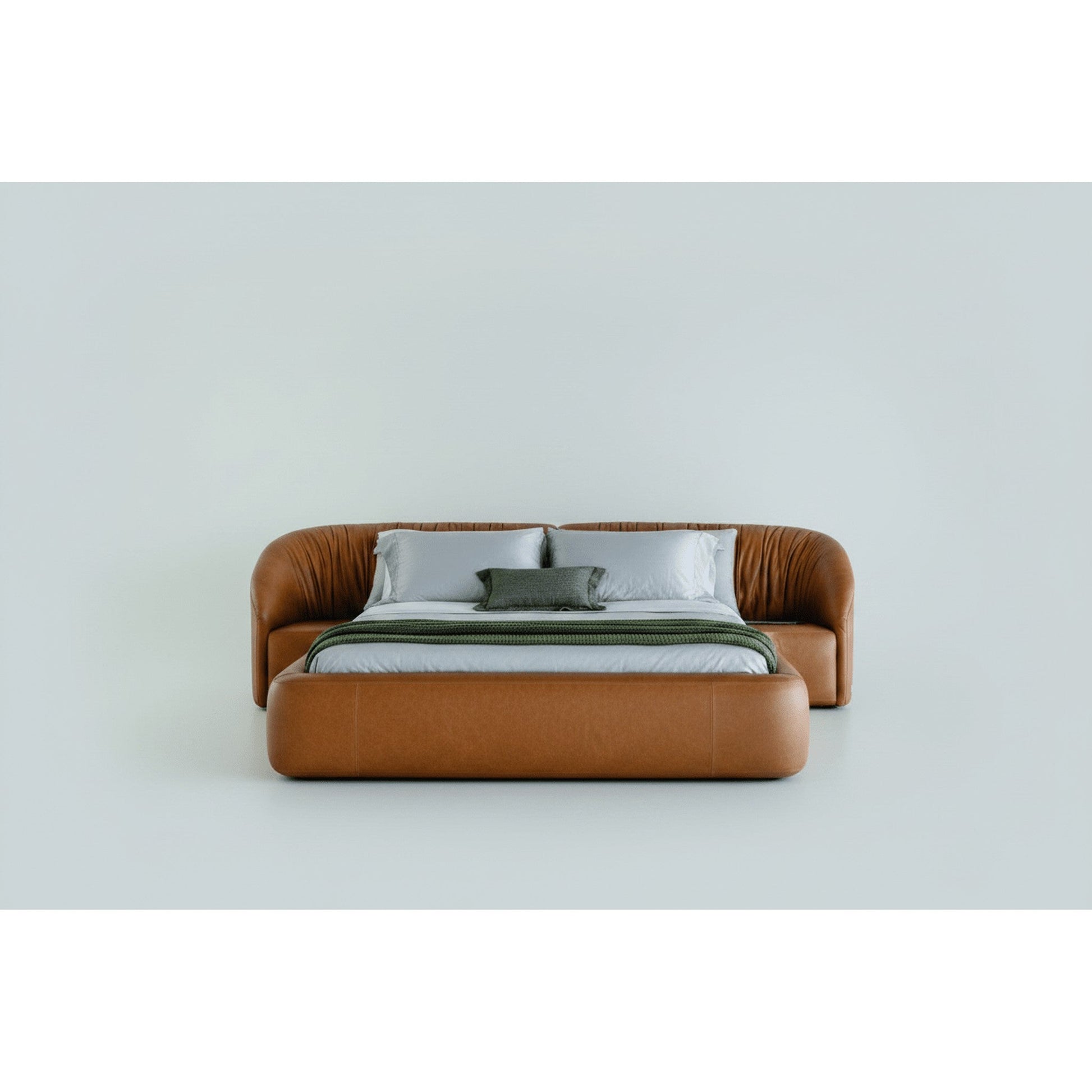 Cama estofada marrom com roupa de cama clara e travesseiros cinza, vista frontal.