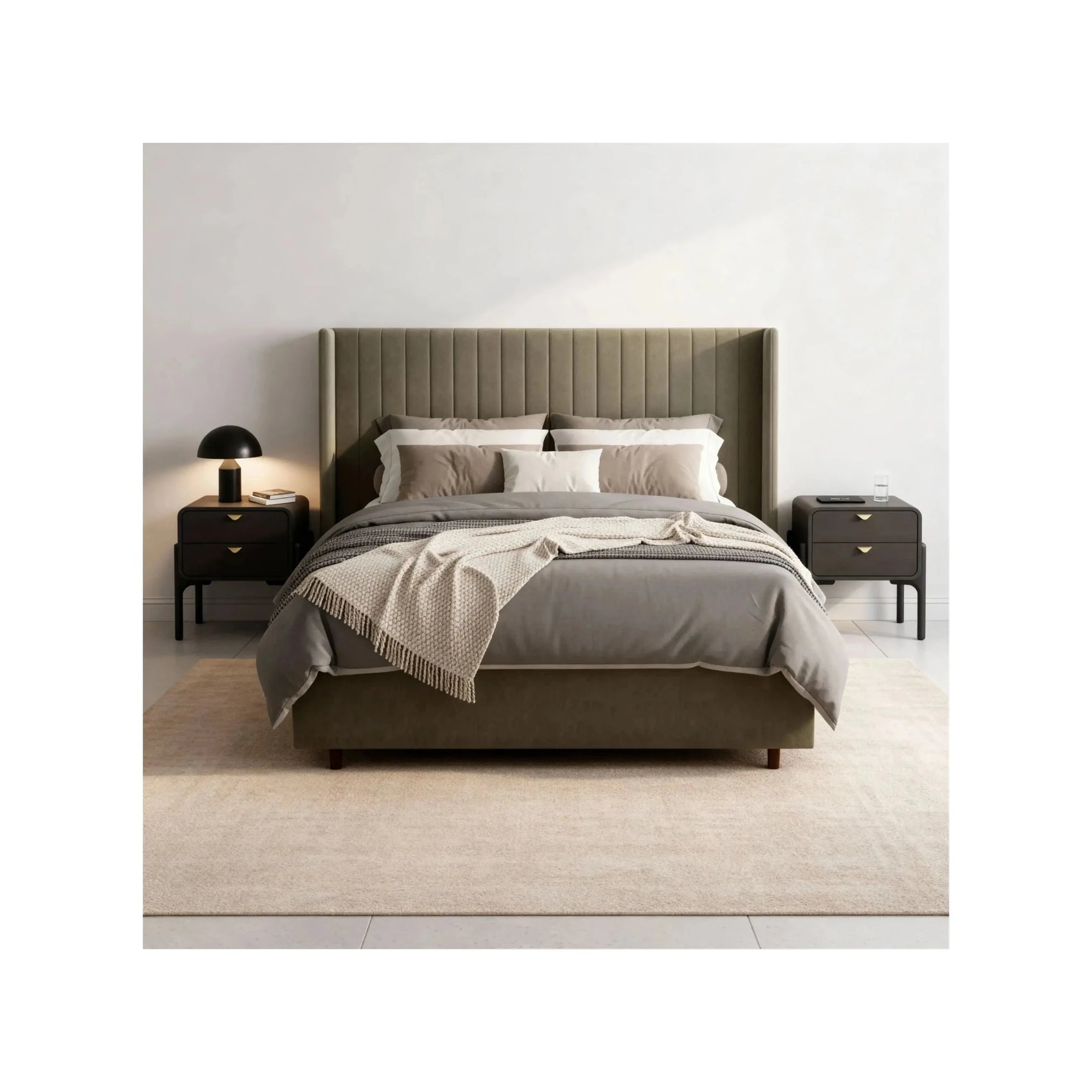 Cama estofada cinza com cabeceira capitonê, roupa de cama e travesseiros