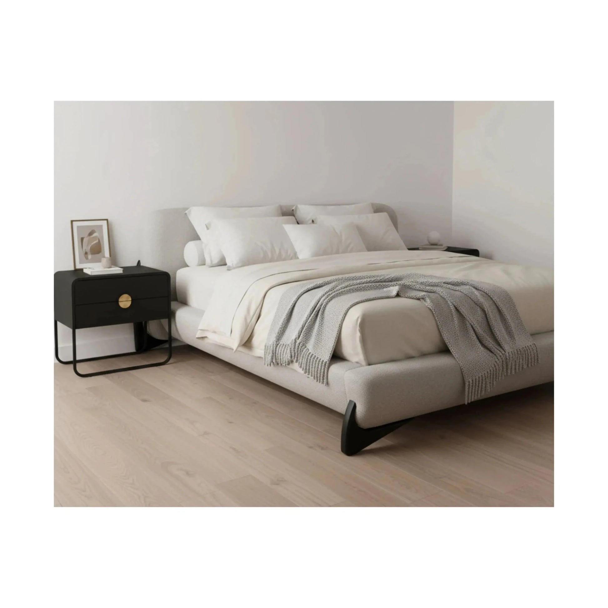 Cama estofada cinza clara com cabeceira alta, pés pretos e roupa de cama clara