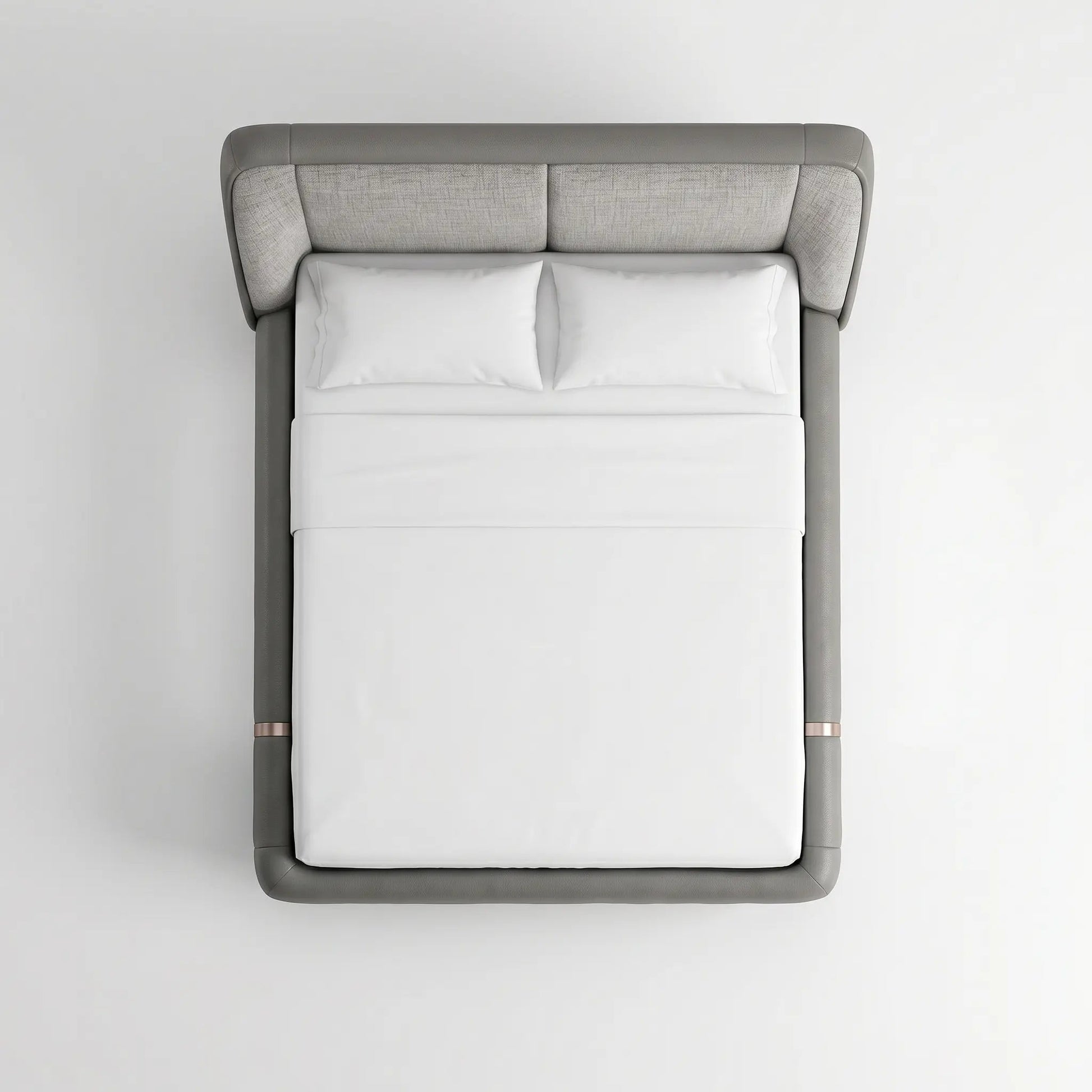 Cama estofada cinza com cabeceira alta e colchão branco, vista frontal
