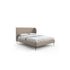 Cama Willow estofada bege, cabeceira alta e pés metálicos, com roupa de cama branca