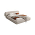 Cama de casal inteiramente estofada em tecido texturizado off-white mesclado, com cabeceira em curva, vista de três quartos