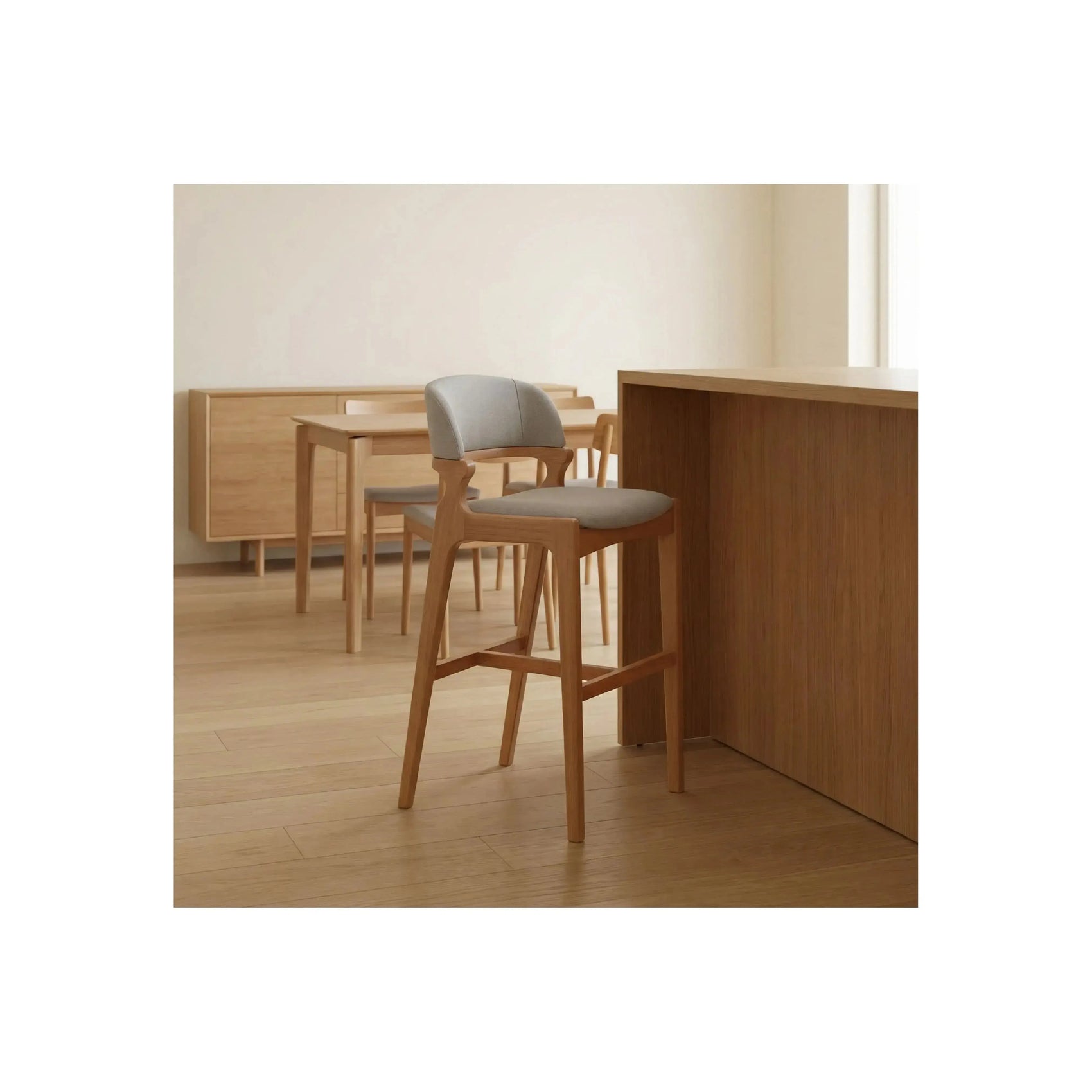 Banqueta Carmine – banqueta sofisticada com linhas precisas e design elegante
