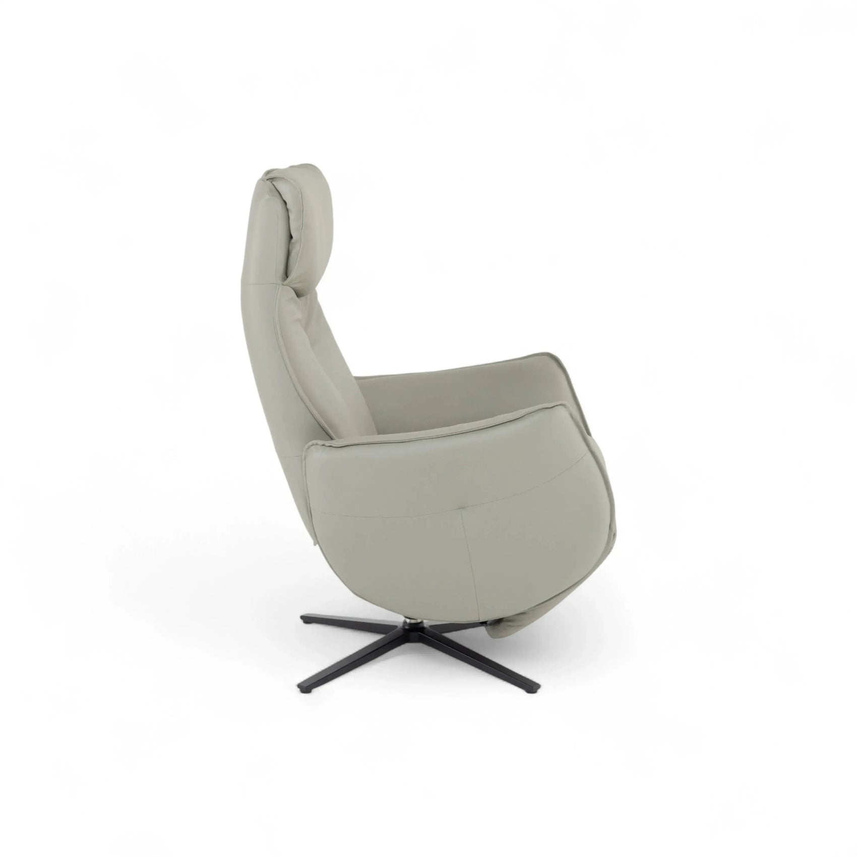 Poltrona Reclinável Celeste em couro cinza com chaise extensível e base metálica eletrostática