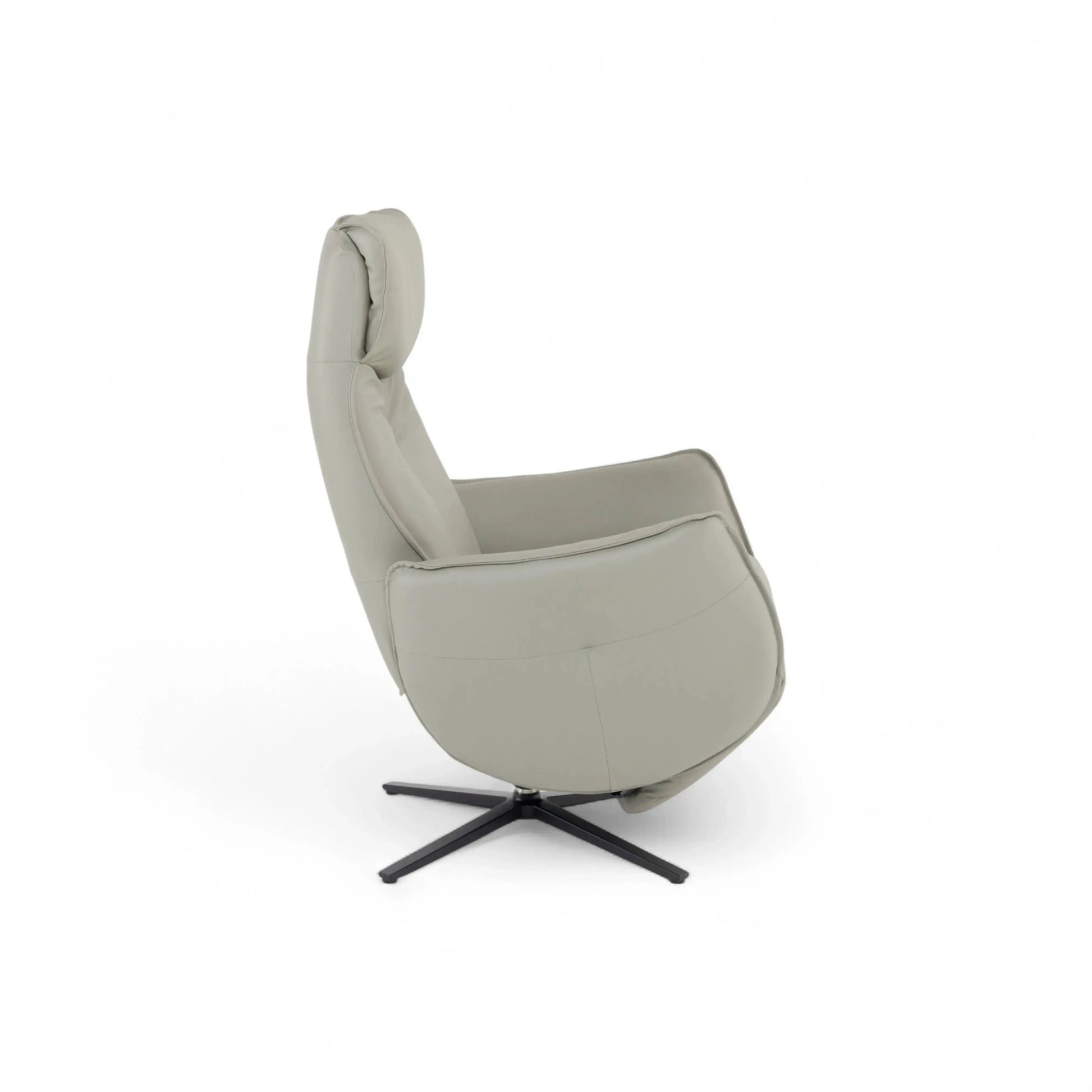 Poltrona Reclinável Celeste em couro cinza com chaise extensível e base metálica eletrostática