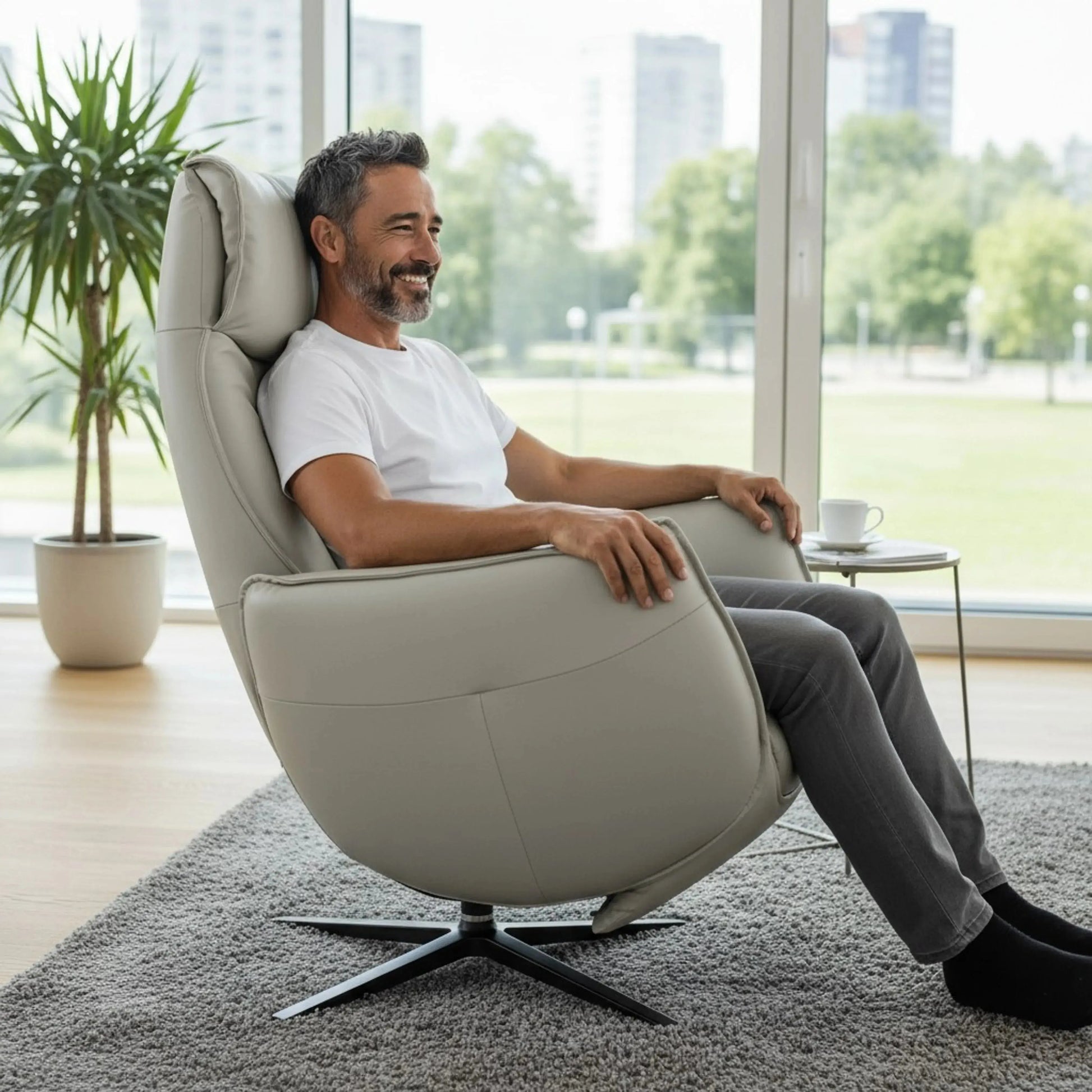 Poltrona Reclinável Celeste em couro cinza com chaise extensível e base metálica eletrostática