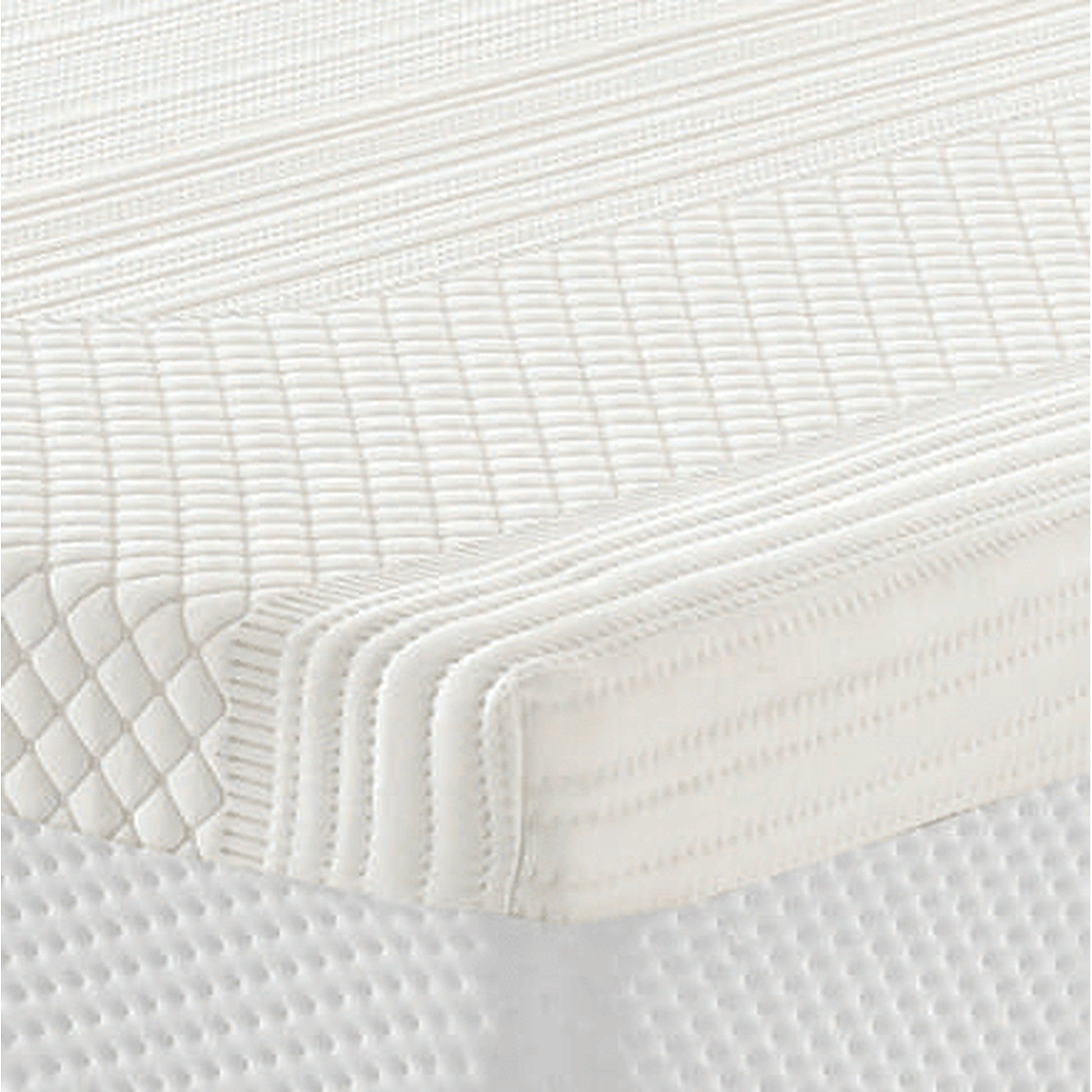 Detalhe do colchão branco com superfície matelassada e relevo