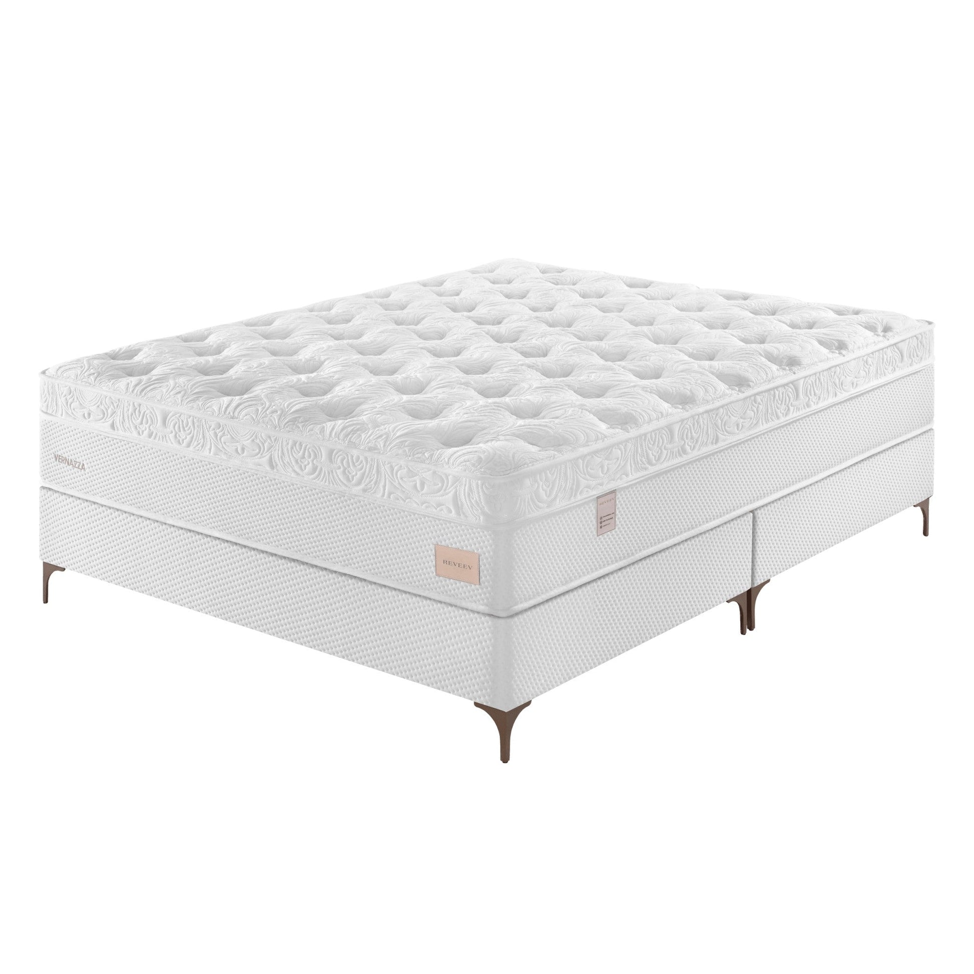 Colchão branco com superfície acolchoada, laterais com acabamento e pés na base