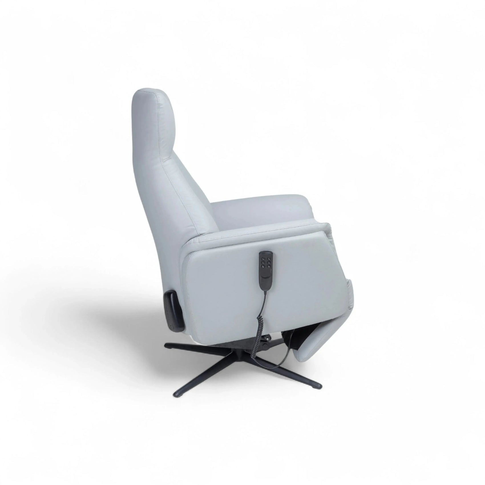 Poltrona Elétrica Cronus – poltrona em couro prata com chaise extensível e base metálica giratória