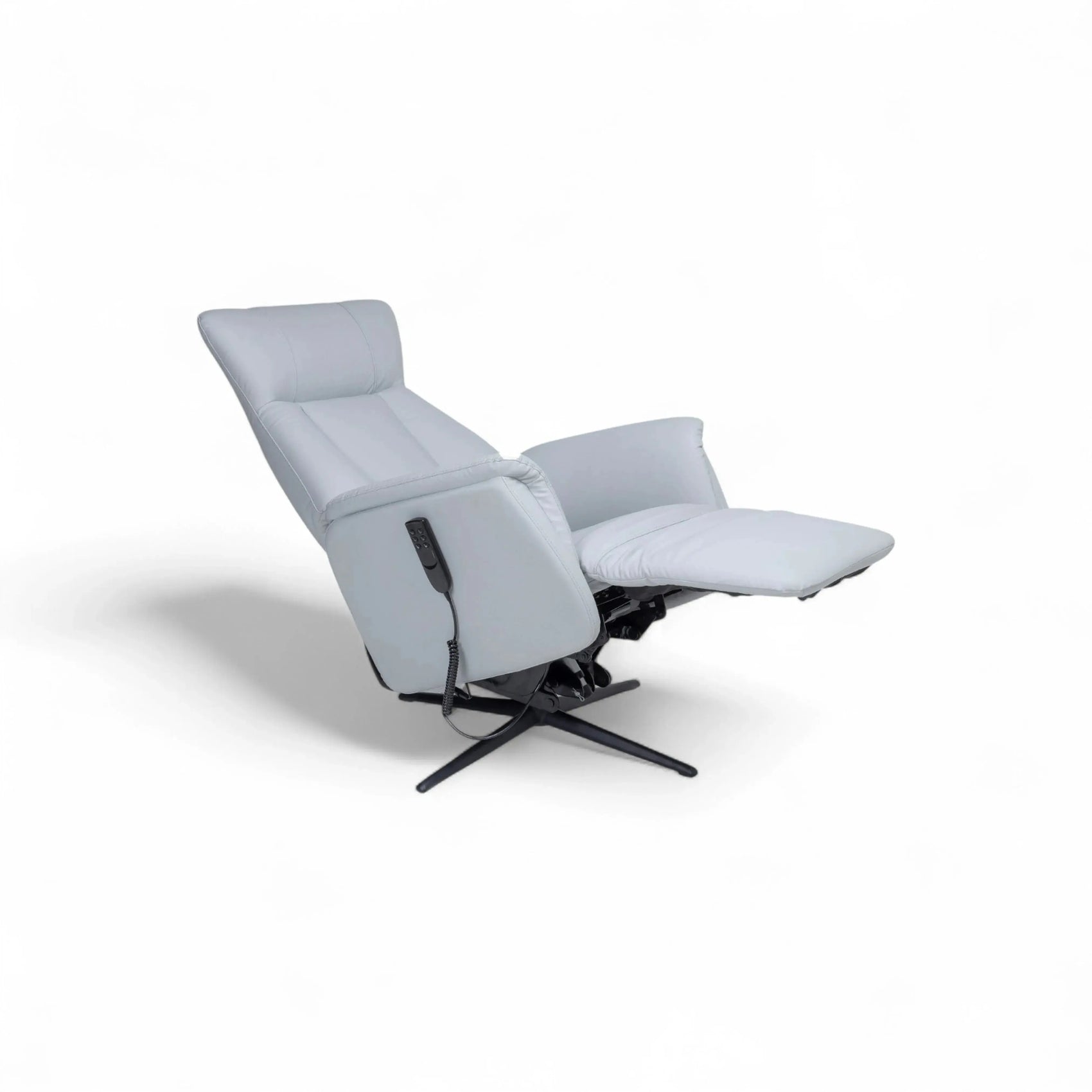 Poltrona Elétrica Cronus – poltrona em couro prata com chaise extensível e base metálica giratória