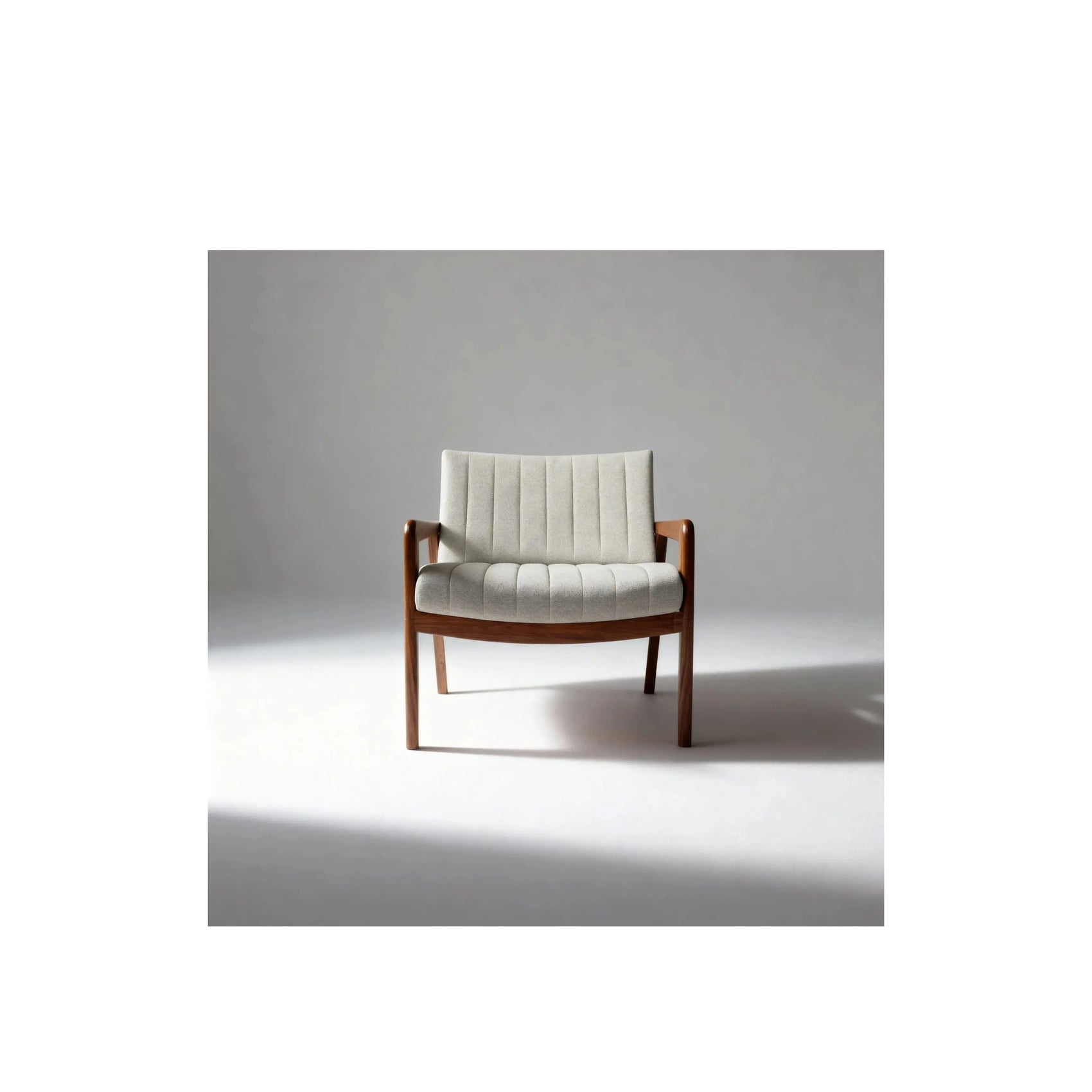 Poltrona Crow – poltrona com design urbano contemporâneo e estrutura em madeira tratada