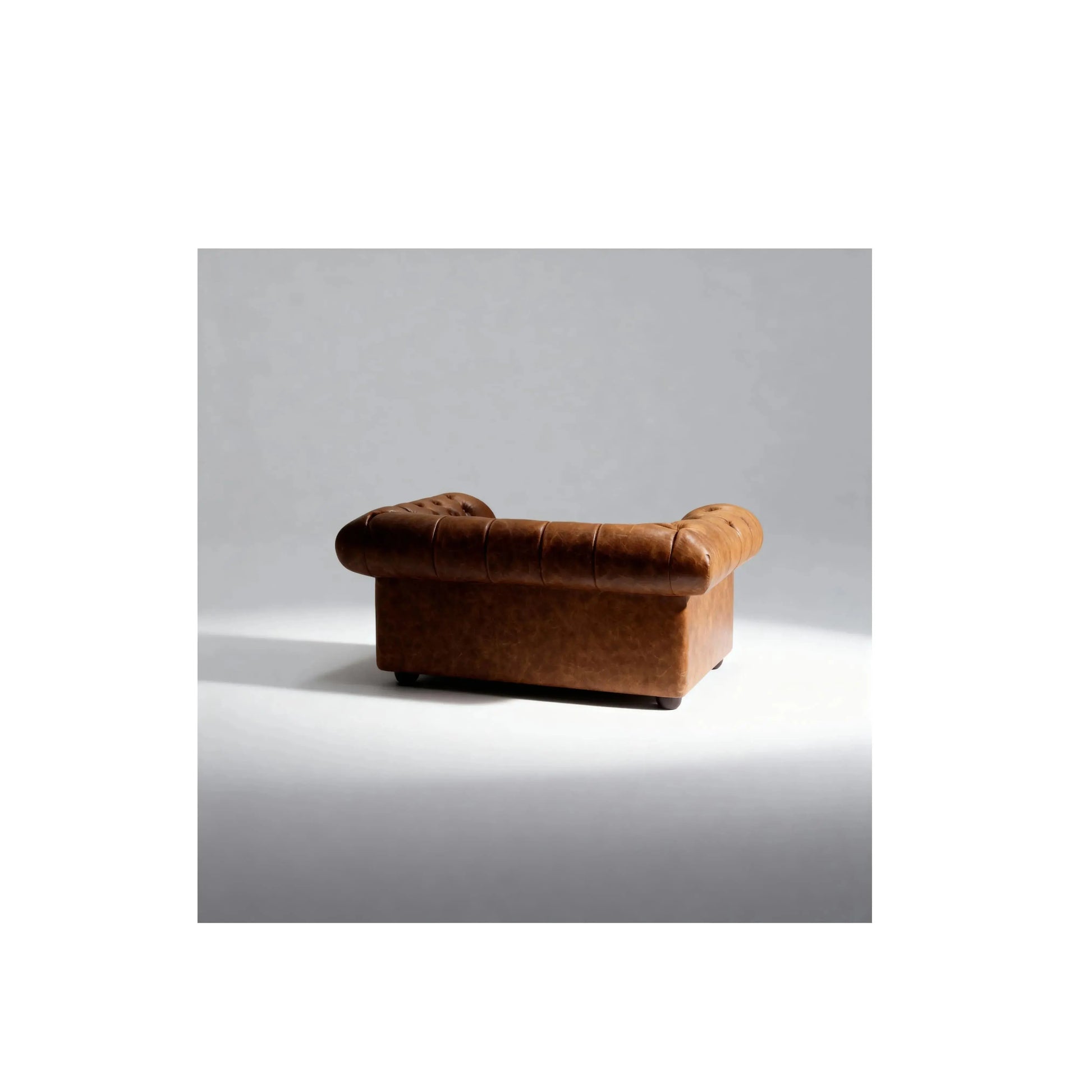 Poltrona D'arc – poltrona em courino com espuma D-28 e design elegante ousado
