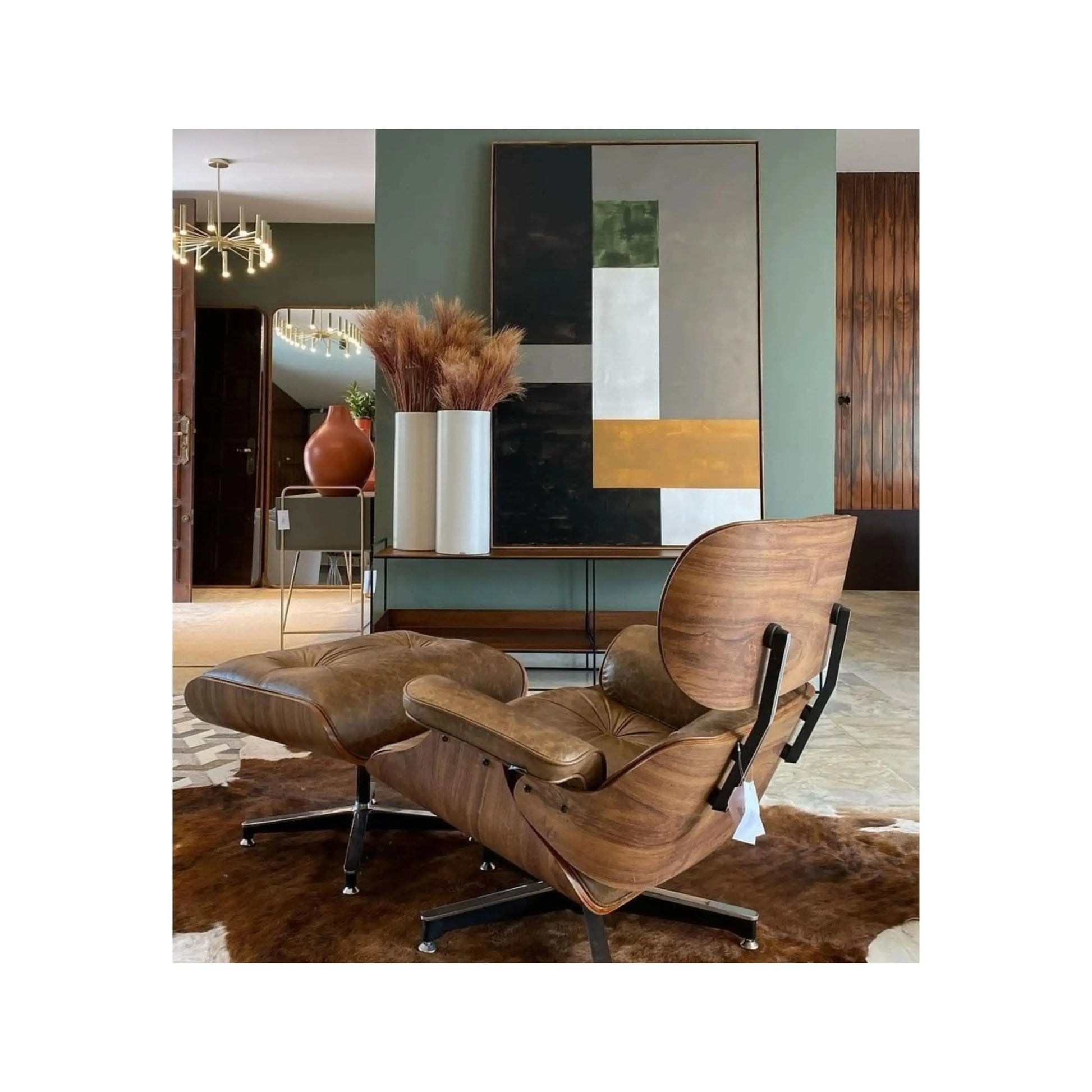 Poltrona Charles Eames – ícone do design com estrutura em madeira moldada, couro e puff incluso
