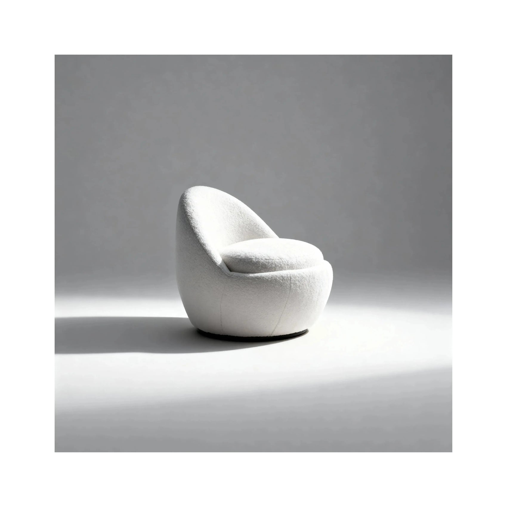 Poltrona Eco – forma esférica em bouclé branco com base giratória preta 360 graus