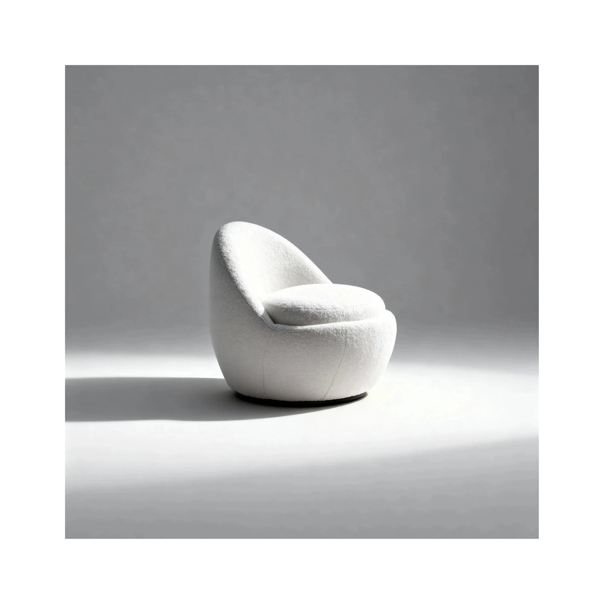 Poltrona Eco – forma esférica em bouclé branco com base giratória preta 360 graus