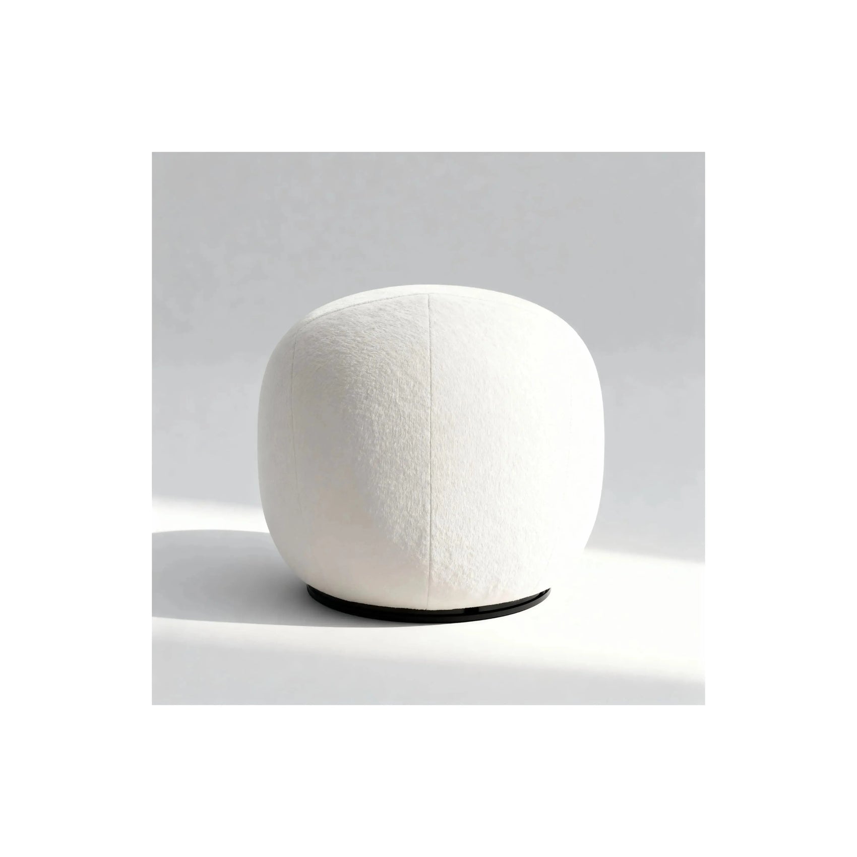 Poltrona Eco – forma esférica em bouclé branco com base giratória preta 360 graus