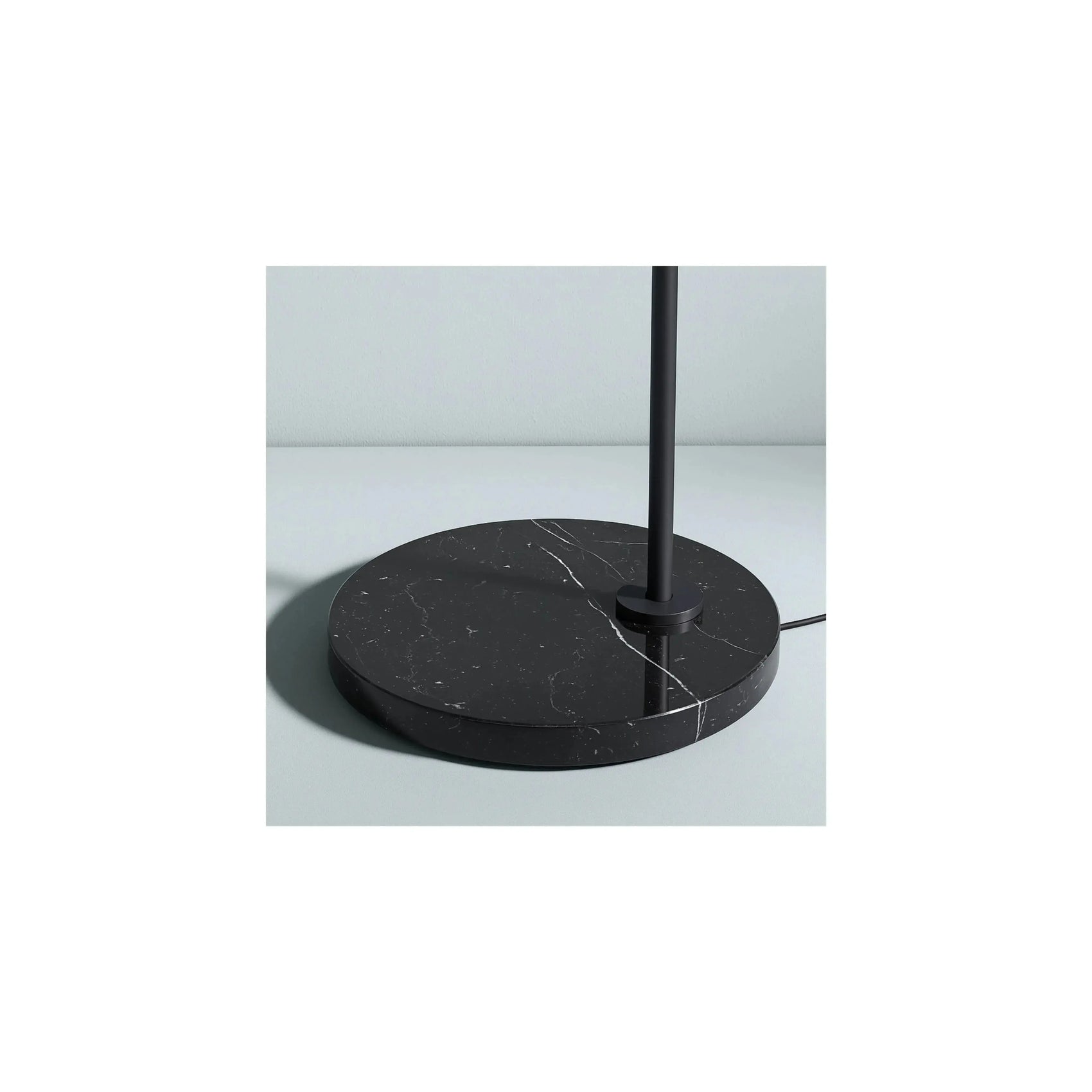 Luminária de Piso Kaori – luminária com cúpula plissada, braço curvo e base em Mármore Nero