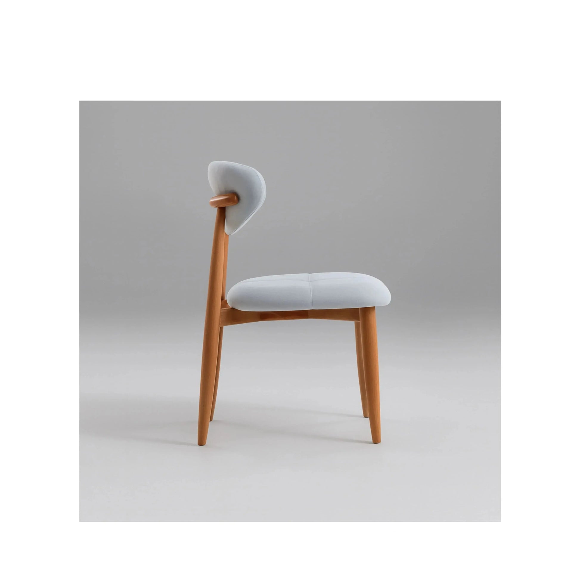 Cadeira Éloi – cadeira de jantar minimalista com linhas limpas e presença leve