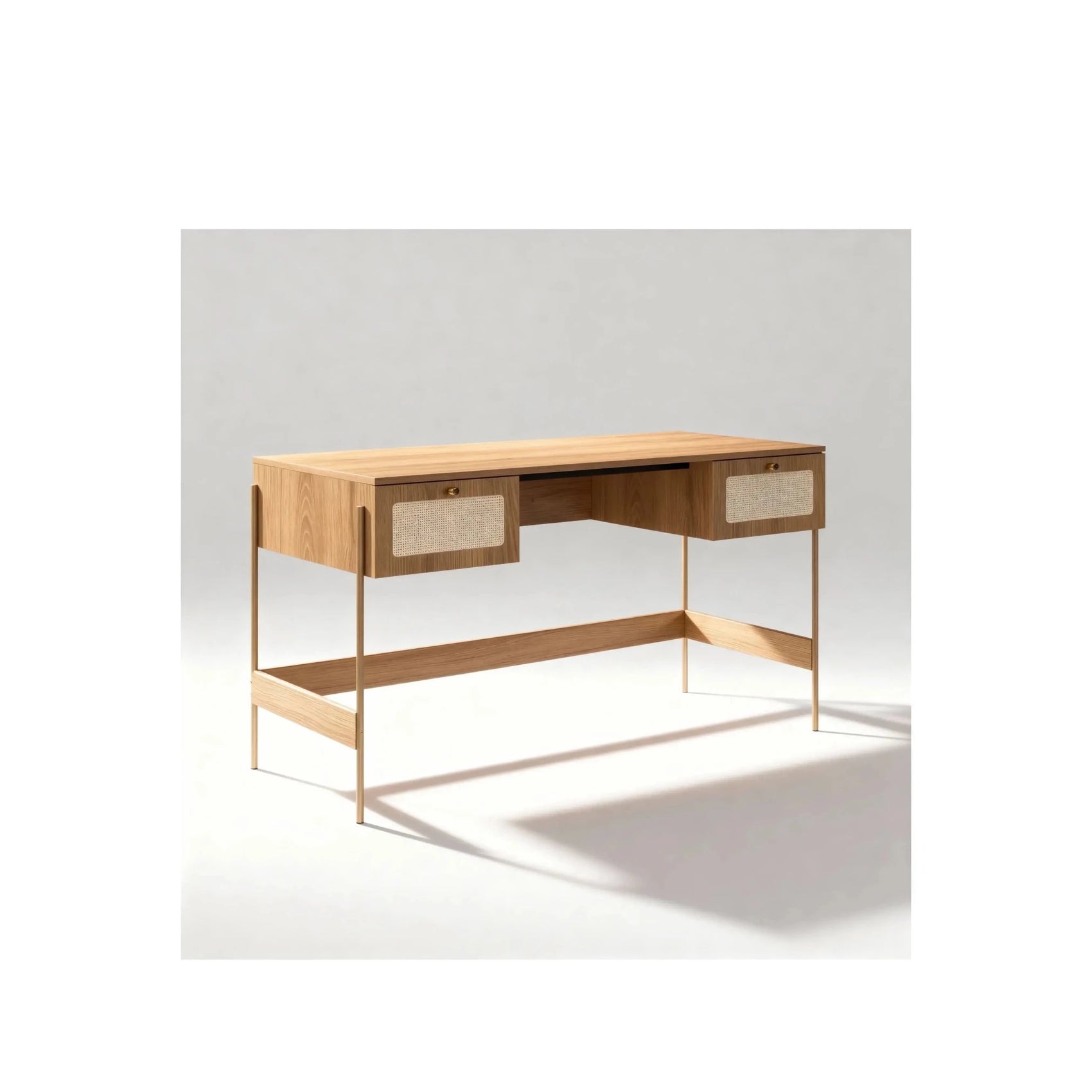 Mesa de escritório de madeira com duas gavetas, pés metálicos e prateleira inferior.