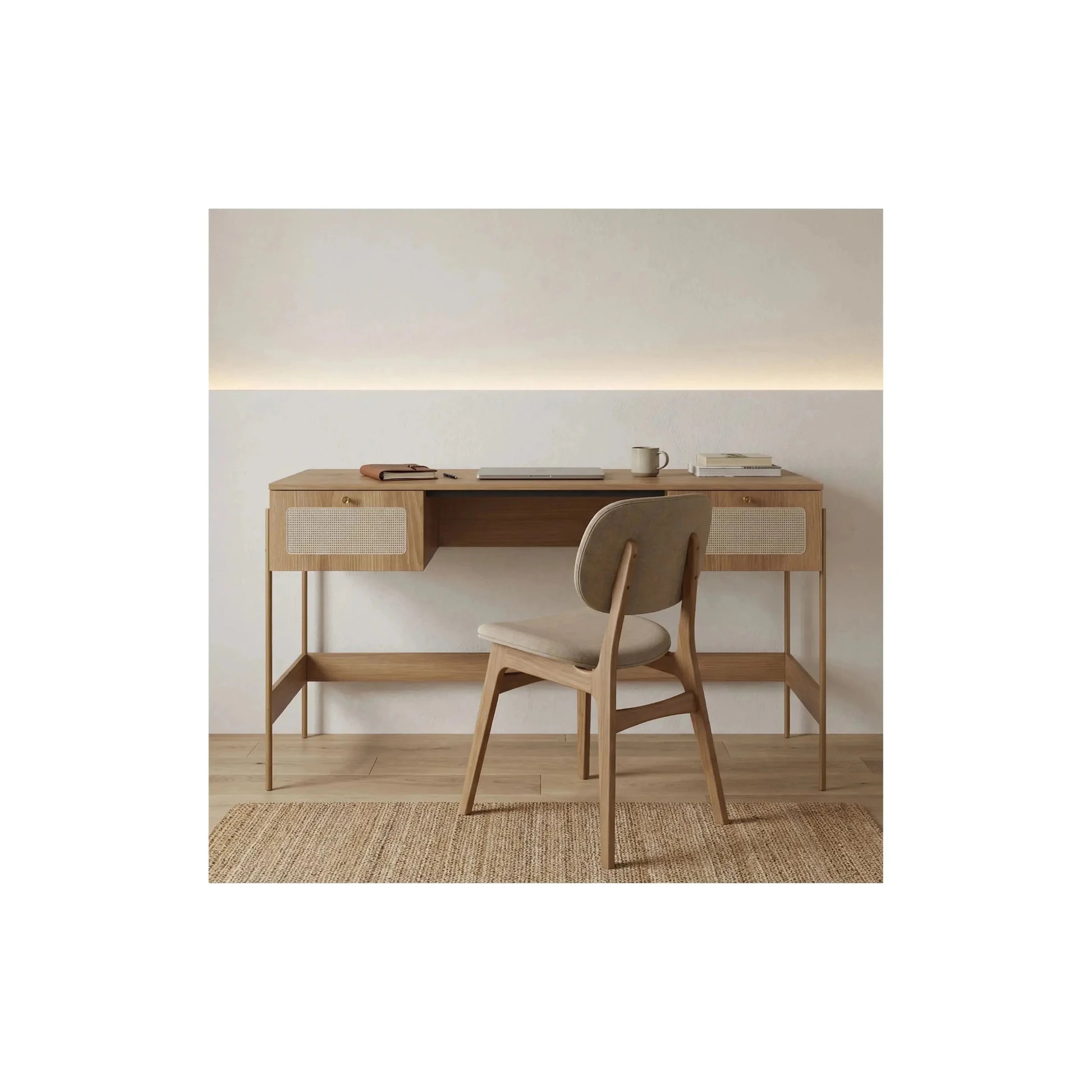 Mesa de escritório de madeira com duas gavetas e pés metálicos, tampo com objetos.