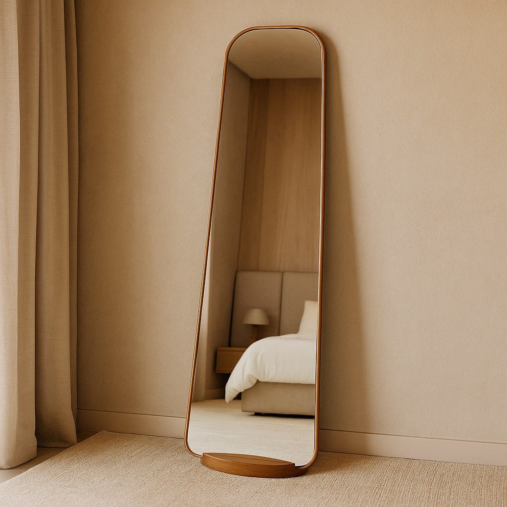 Espelho de corpo inteiro encostado na parede de quarto com cortina e tapete, refletindo a cama
