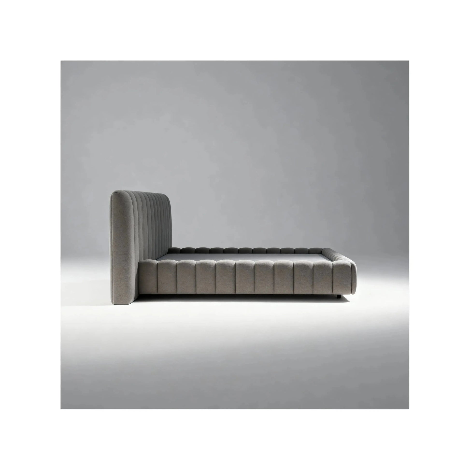 Cama Essenza – cama estofada minimalista com formas puras e acabamento impecável em linho ou bouclé