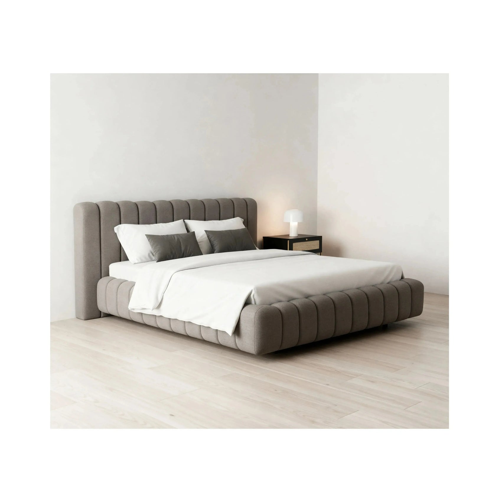 Cama Essenza – cama estofada minimalista com formas puras e acabamento impecável em linho ou bouclé