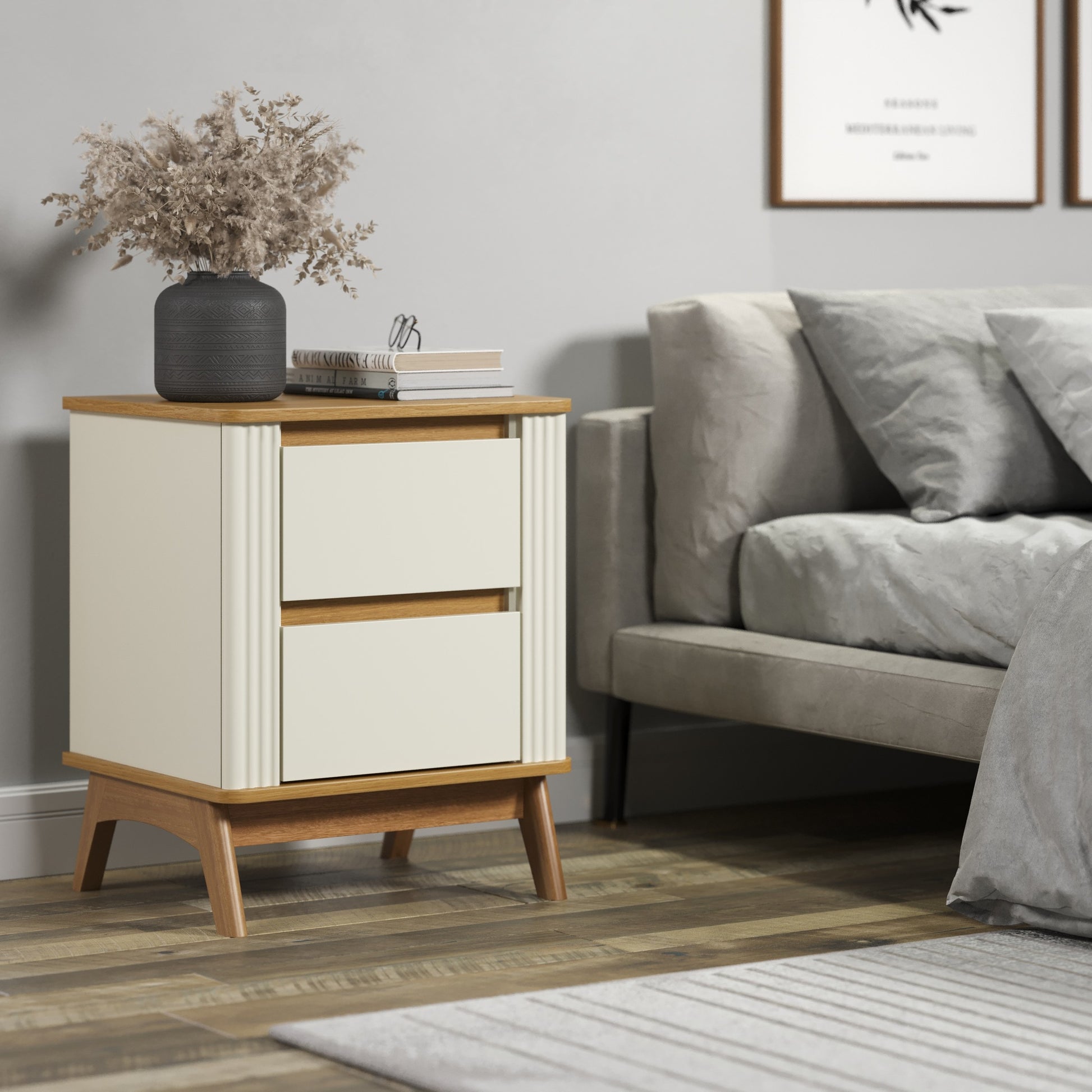 Mesa de cabeceira em acabamento Off White ambientada ao lado da cama
