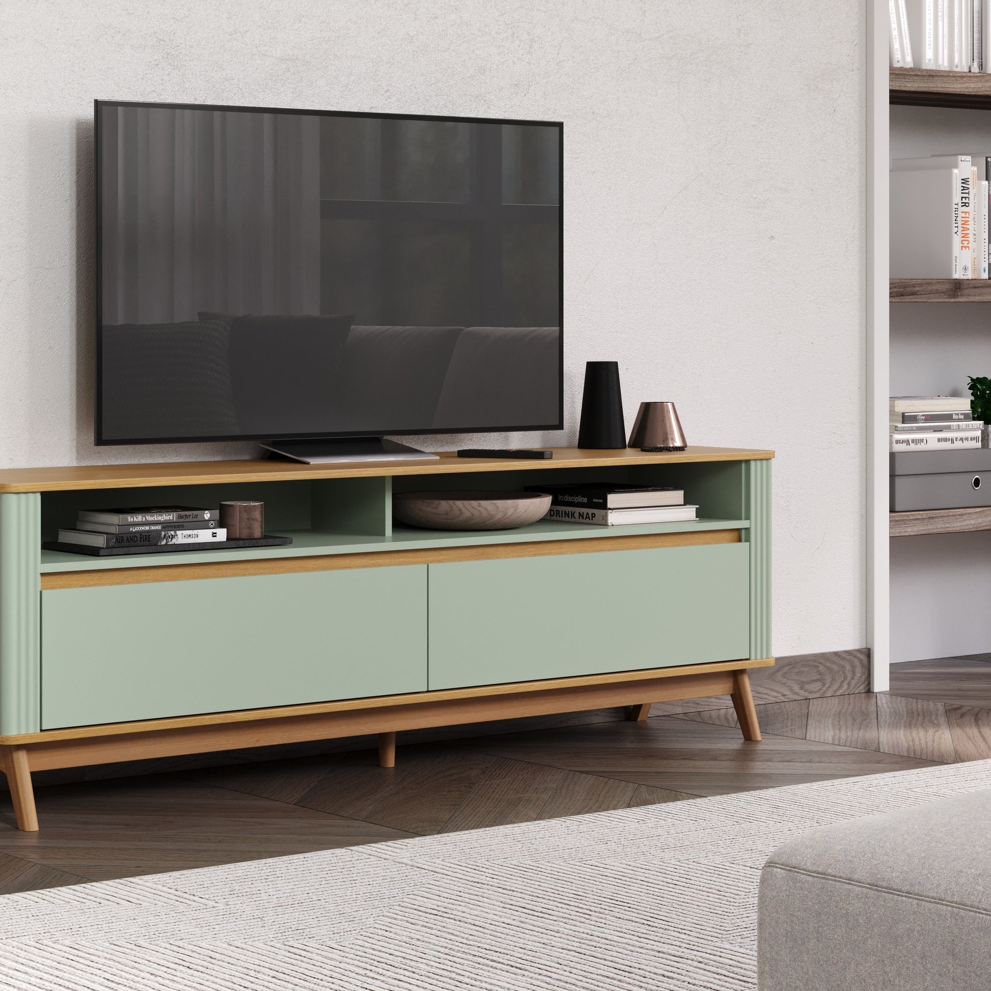 Rack em acabamento Verde Sage ambientado em sala de estar com TV
